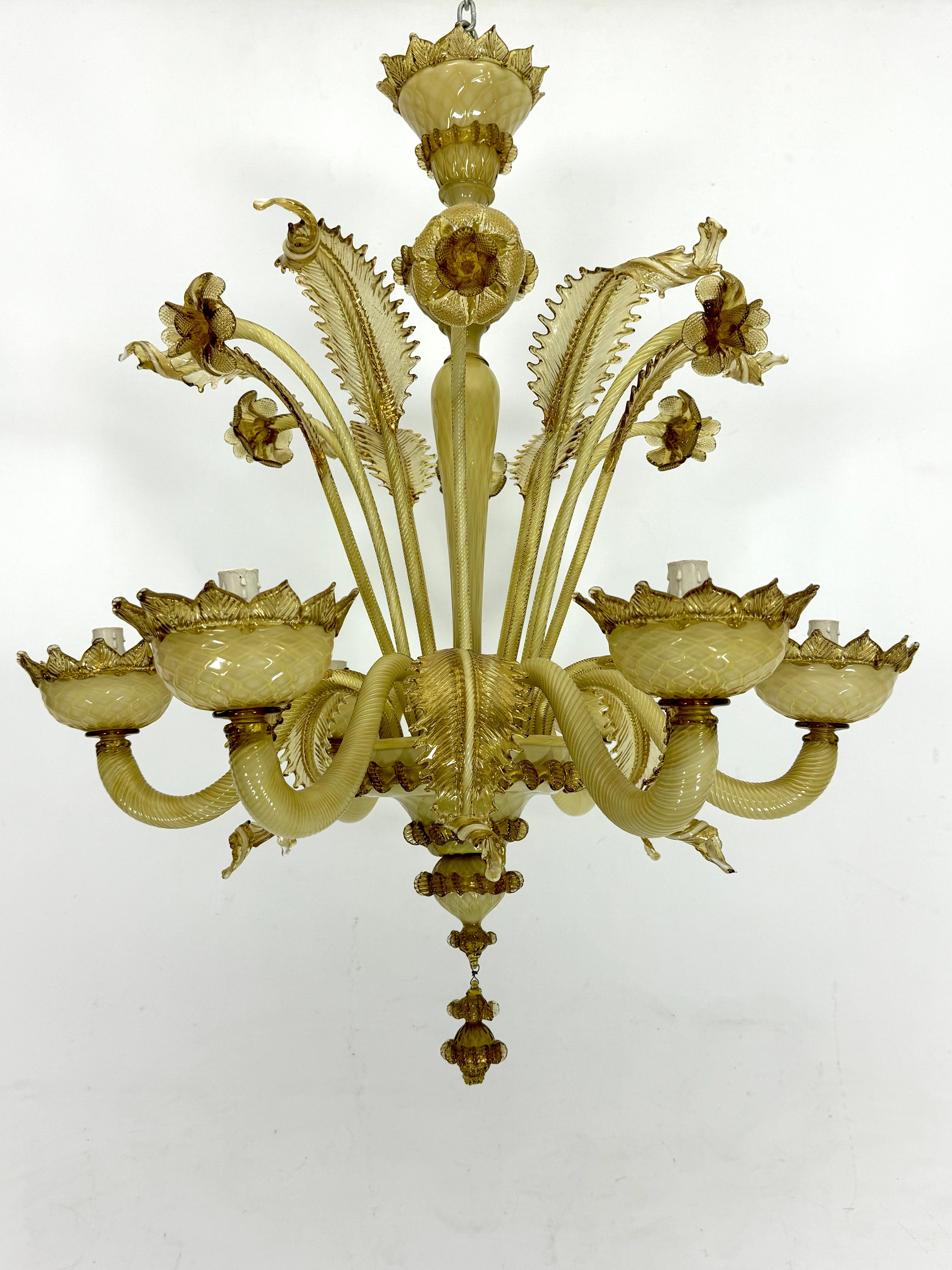 Vintage-Kronleuchter aus mundgeblasenem Muranoglas mit Gold, hergestellt in Italien in den 1950er Jahren. Toller Vintage-Zustand mit normalen Alters- und Gebrauchsspuren. Keine Chips oder Risse. Voll funktionsfähig mit EU-Standard, bei Bedarf