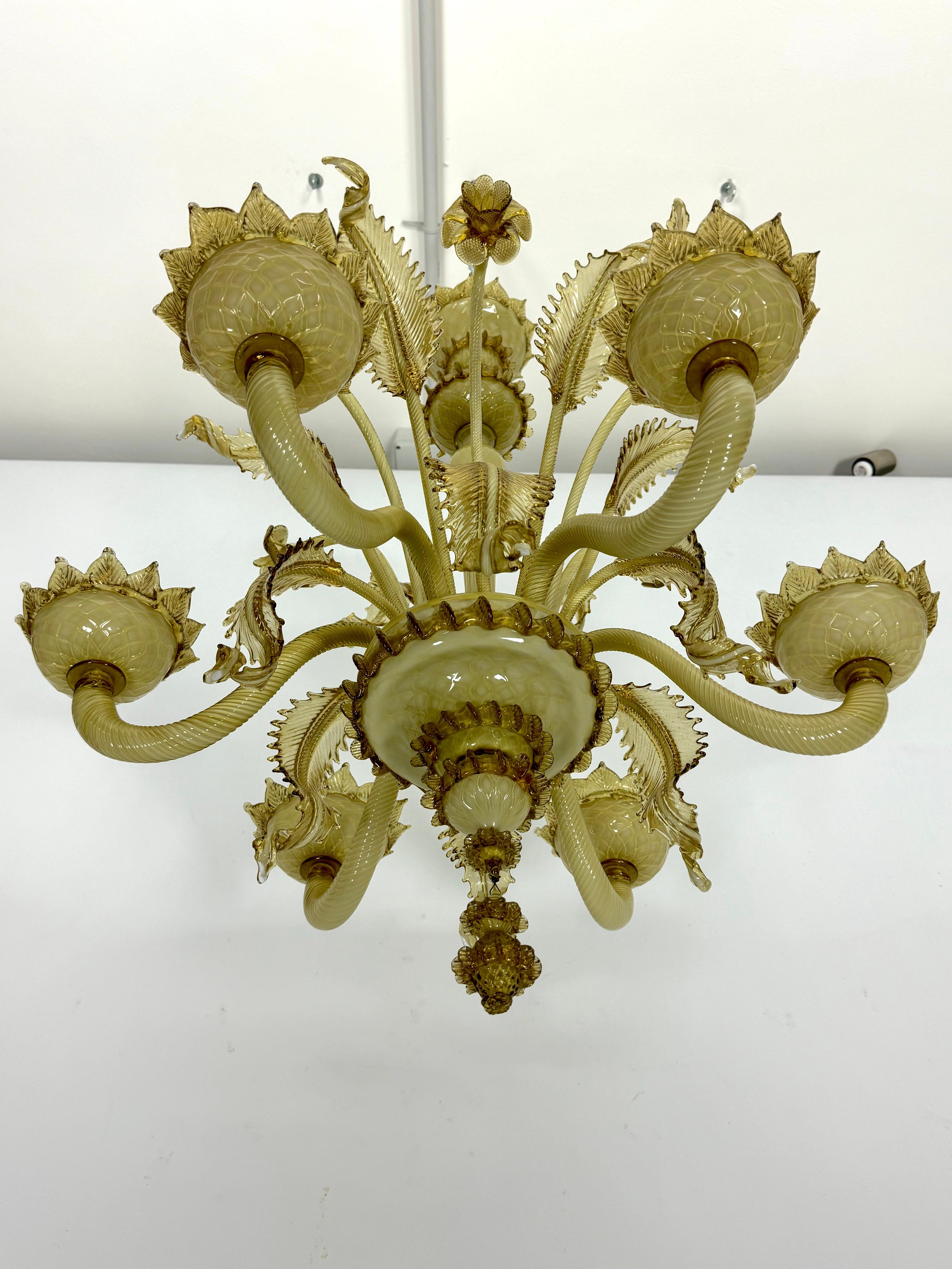 Vintage 6 arms handcrafted floral Murano glass chandelier with gold. Italy 1950s In Good Condition For Sale In Catania, CT