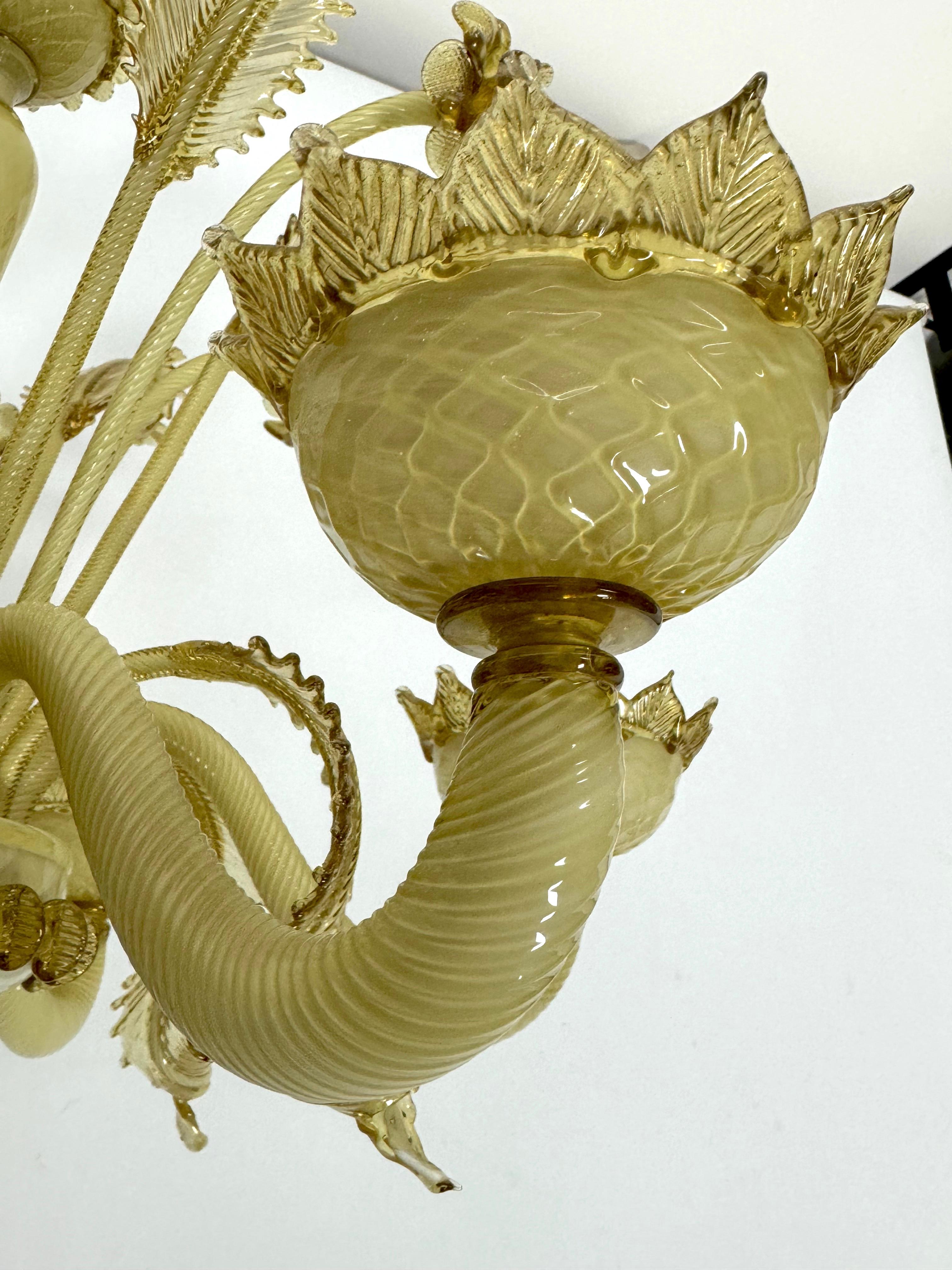 Italiano Lampadario d'epoca a 6 bracci in vetro di Murano con motivi floreali e oro. Italia anni '50 in vendita
