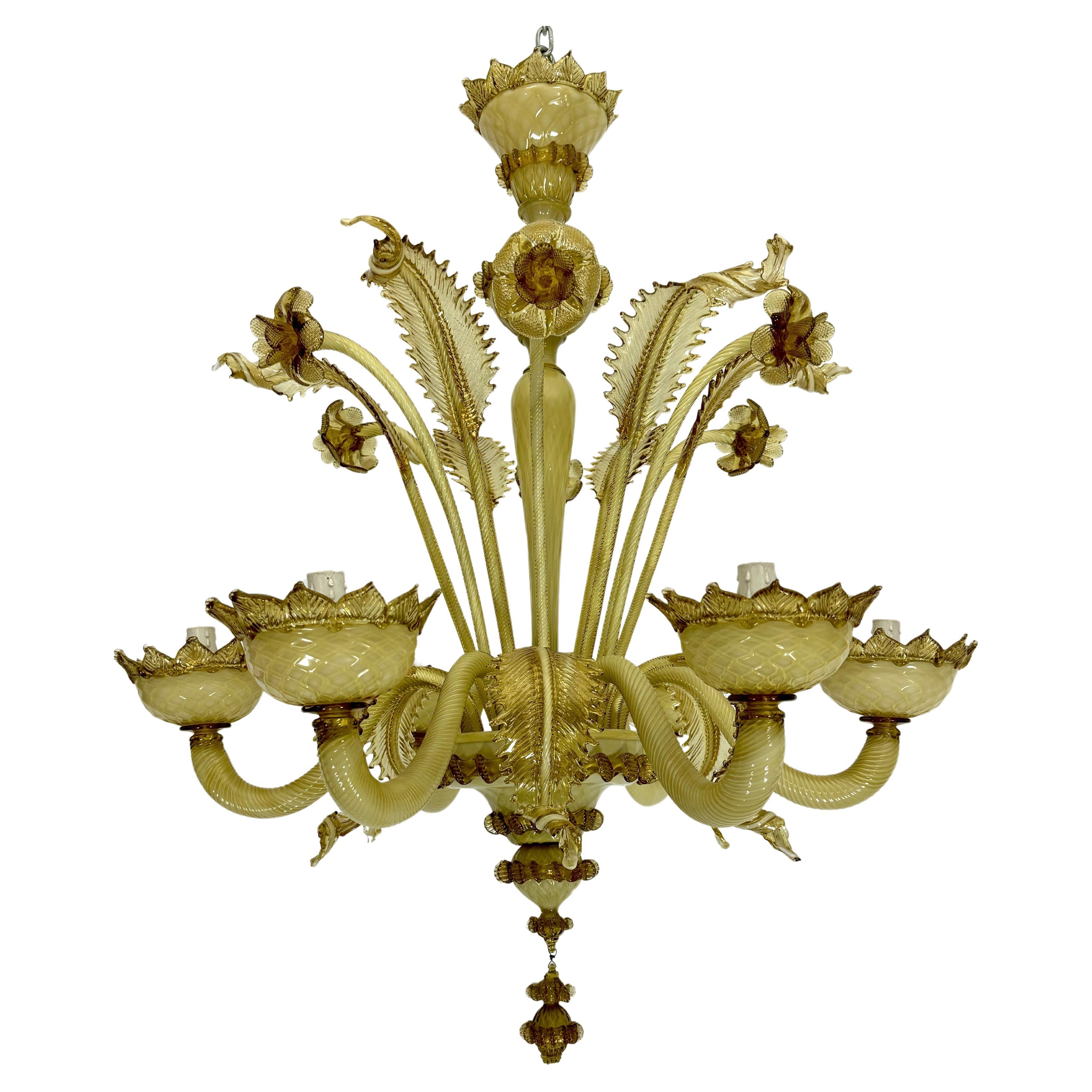 Lustre vintage à 6 bras en verre de Murano floral fabriqué à la main avec de l'or. Italie années 1950