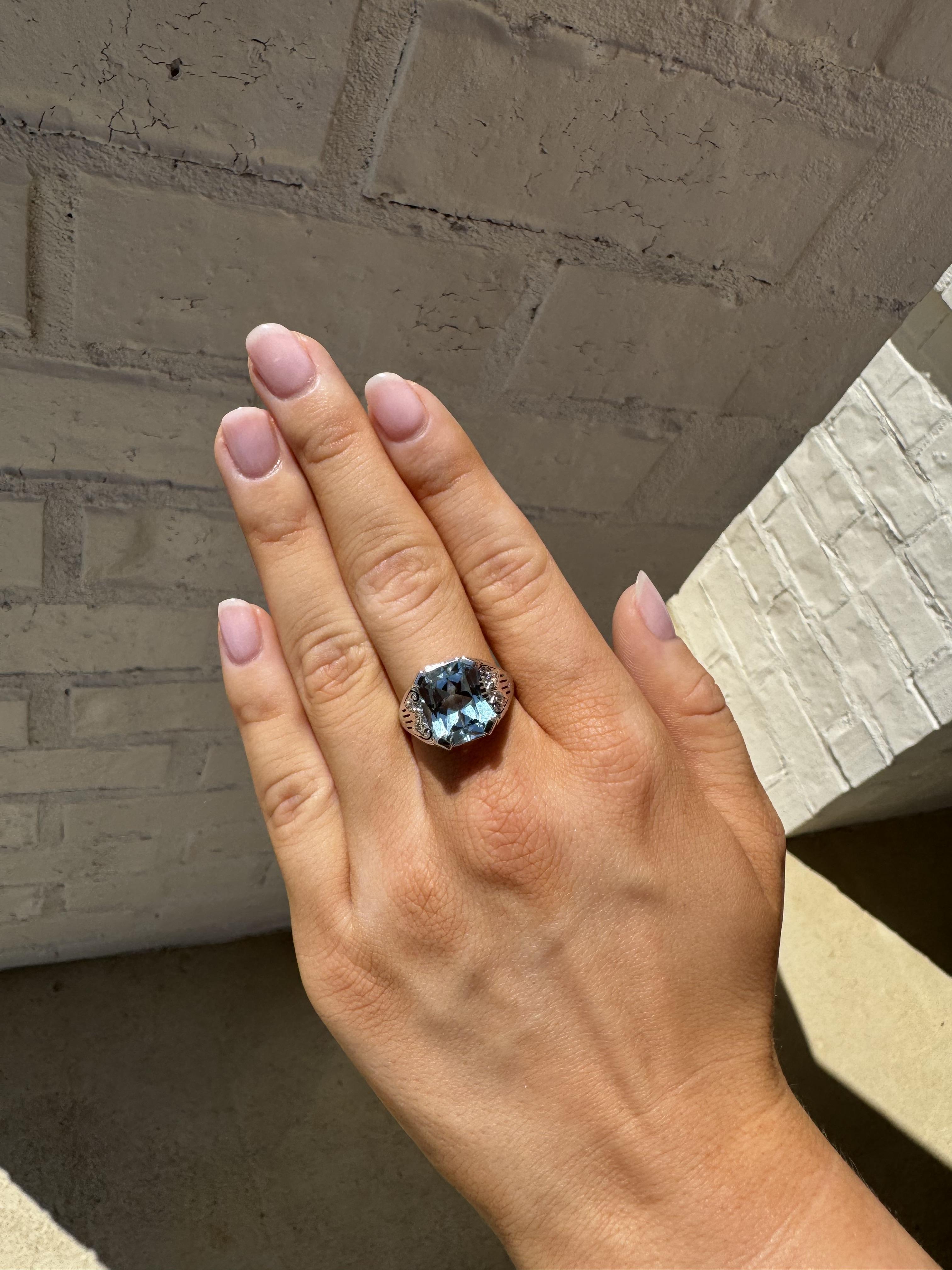 ¡Nos encanta esta belleza vintage única!

Detalles del anillo
Material: oro blanco de 18 quilates
Época: Art Decó 1920 - 1940
Anchura del cabezal: 13 mm
Altura de la cabeza: 6 mm
Peso: 6,9 gramos
Tamaño del dedo: 8
A petición

Acentuado por las