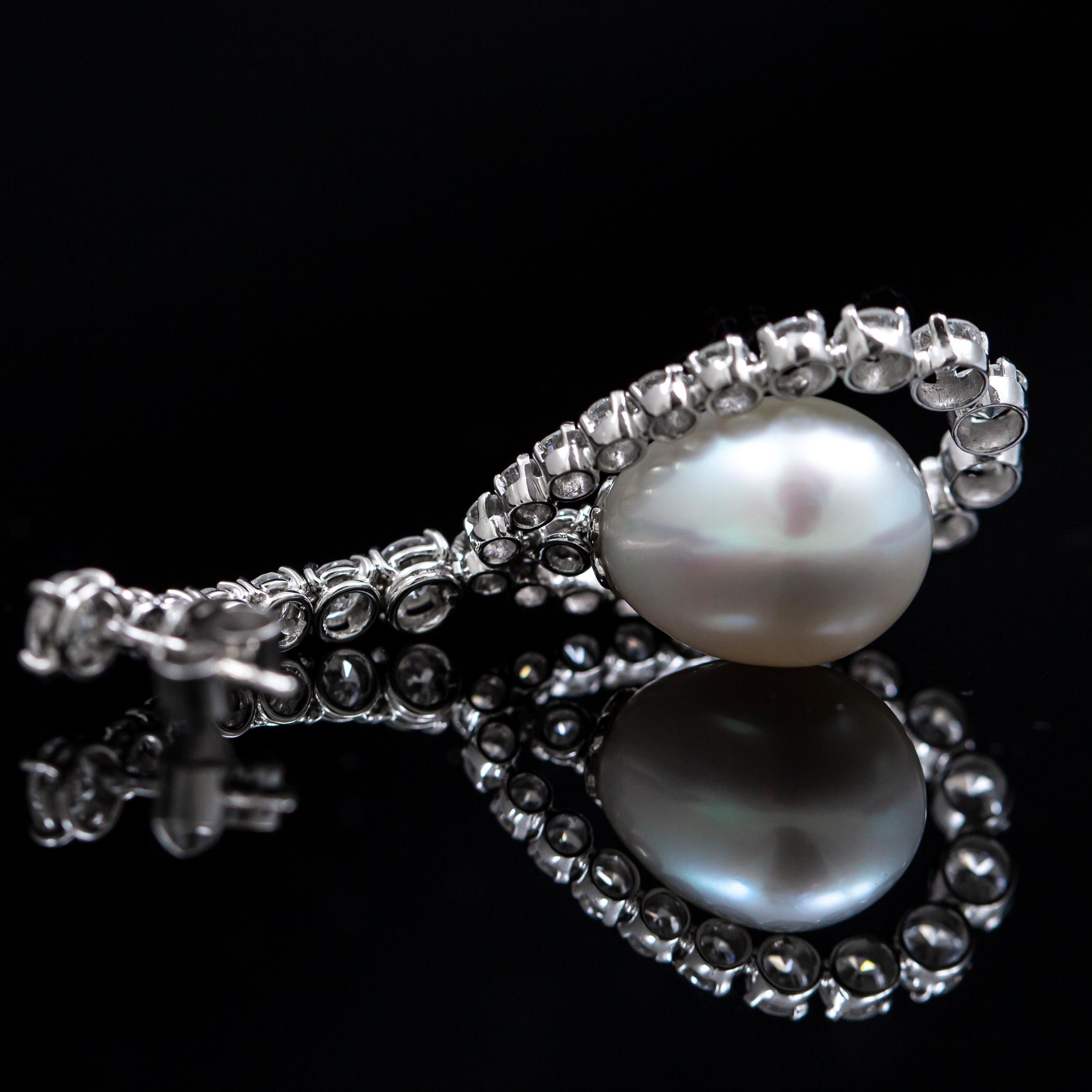 Orecchini a goccia di perle coltivate d'epoca con diamante da 6 carati in oro bianco del XX secolo in vendita 4