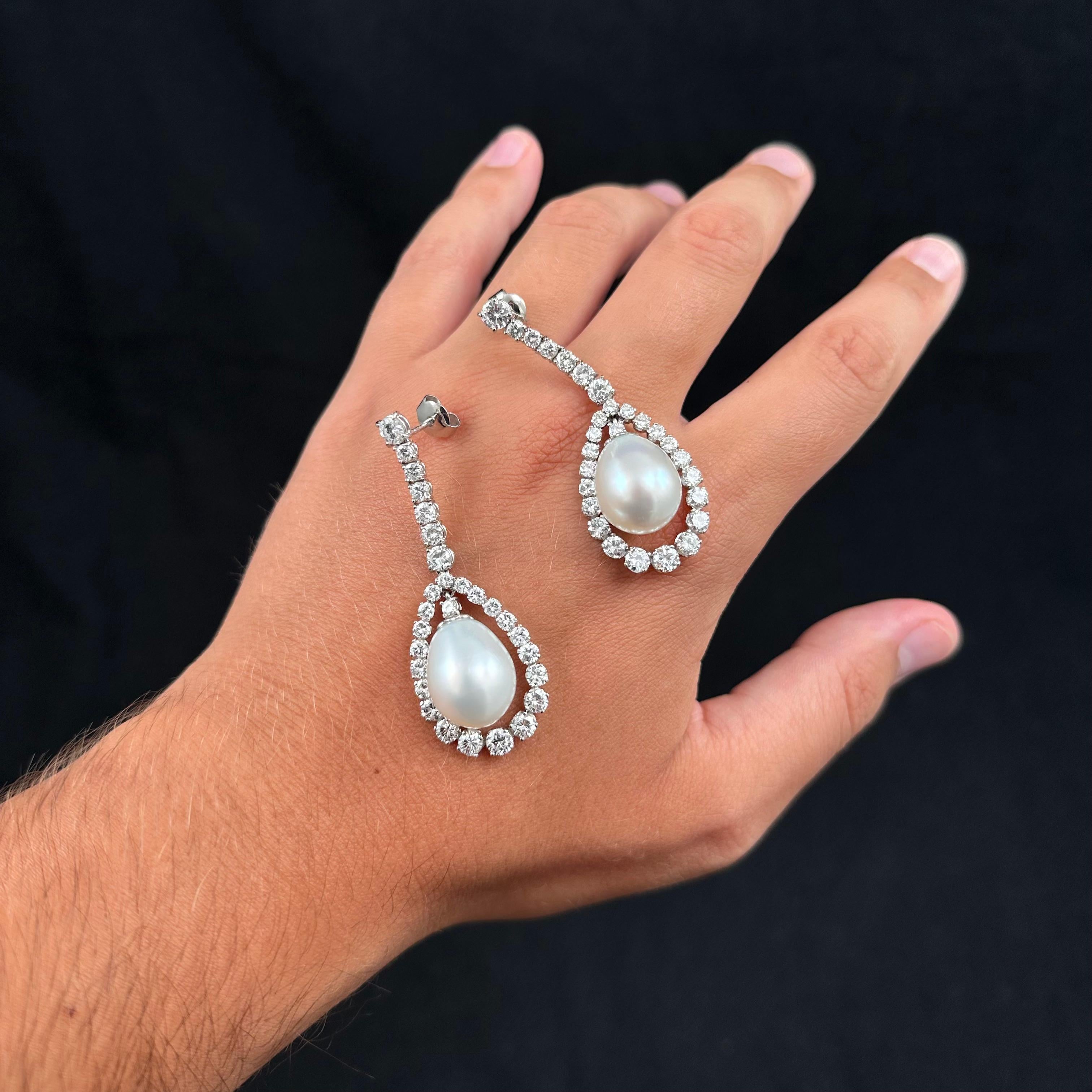 Moderno Orecchini a goccia di perle coltivate d'epoca con diamante da 6 carati in oro bianco del XX secolo in vendita