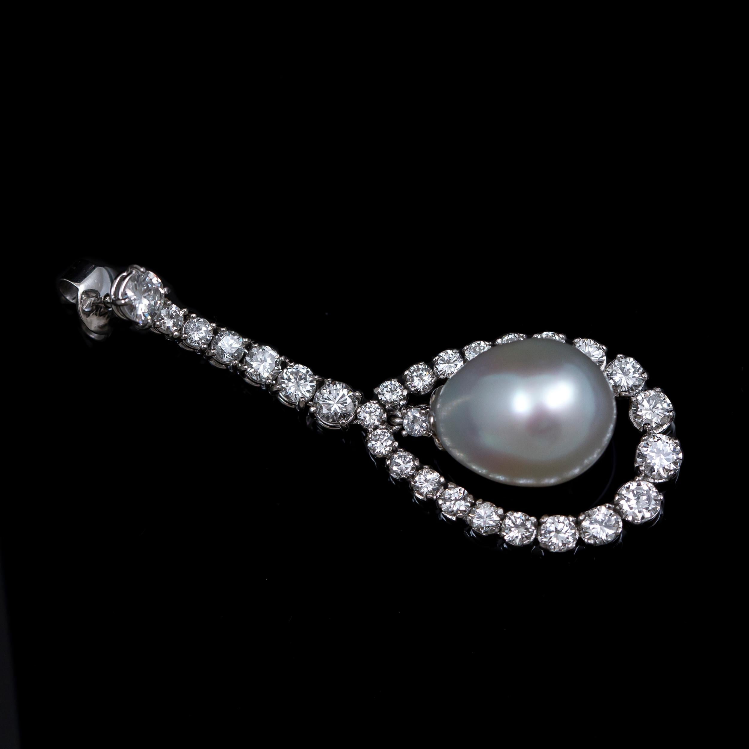 da uomo o donna Orecchini a goccia di perle coltivate d'epoca con diamante da 6 carati in oro bianco del XX secolo in vendita
