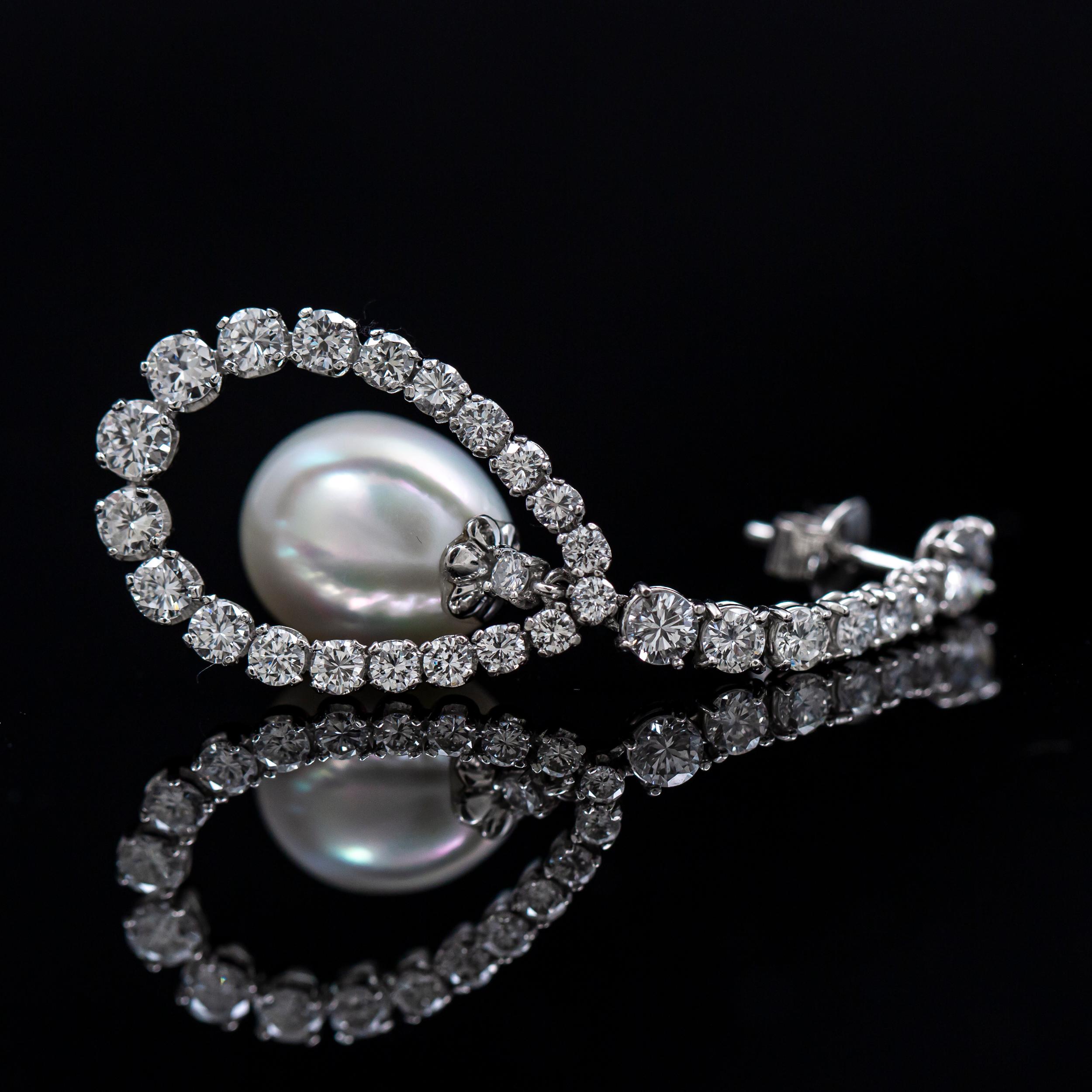 Orecchini a goccia di perle coltivate d'epoca con diamante da 6 carati in oro bianco del XX secolo in vendita 3