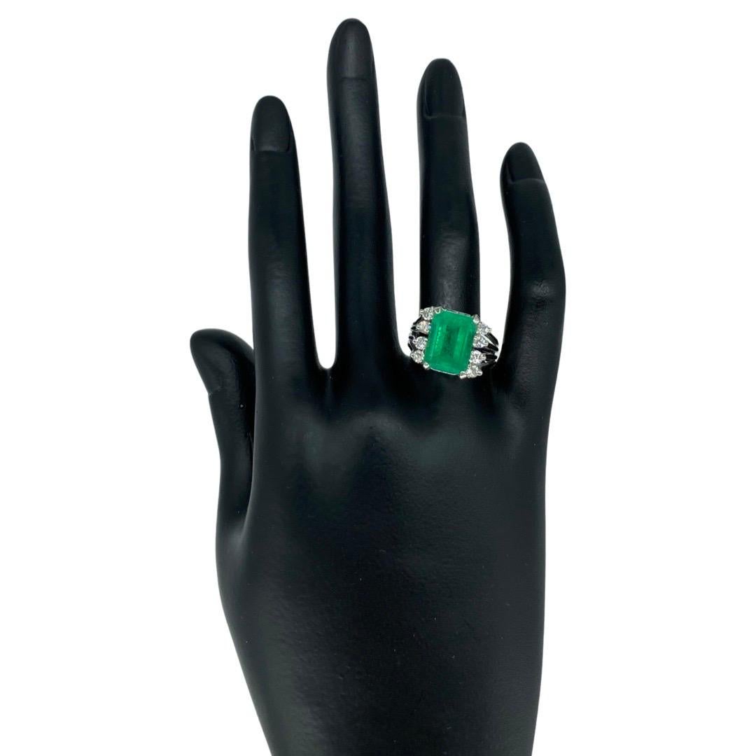 Vintage 6 Carat Emerald and Diamonds Cocktail Ring In Excellent Condition For Sale In Miami, FL