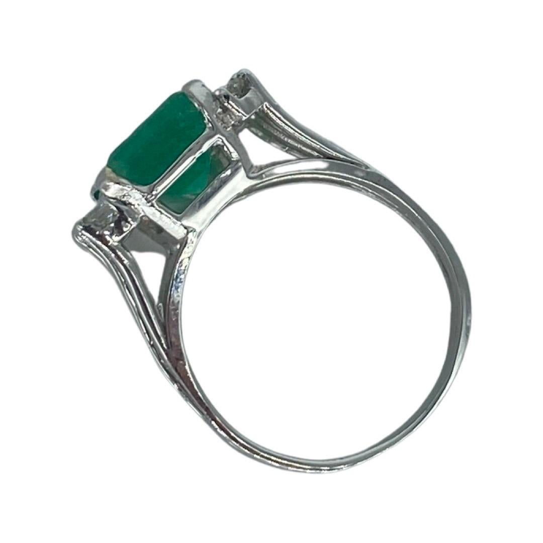 Women's or Men's Vintage 6 Carat Emerald and Diamonds Cocktail Ring For Sale