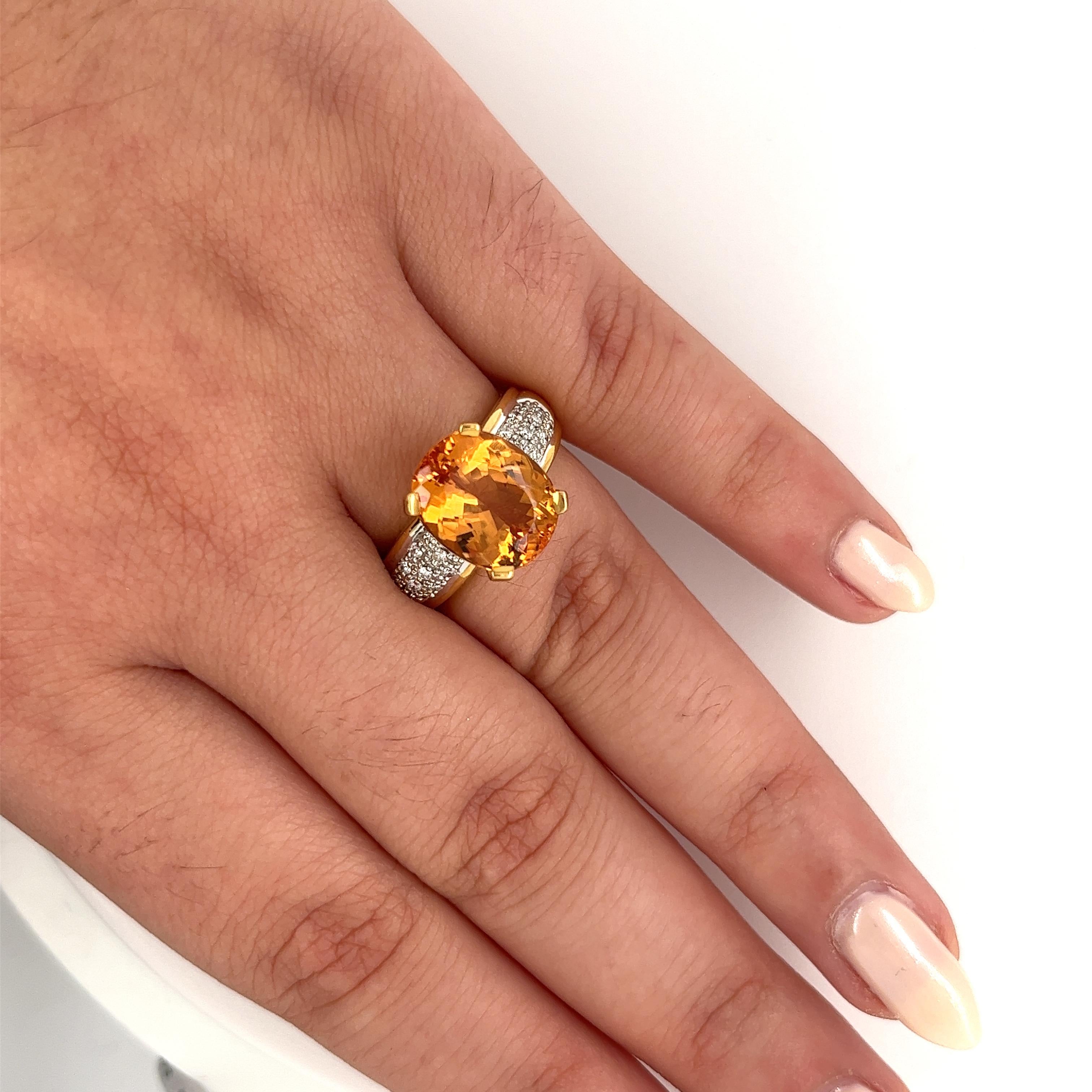 Vintage 6 Carat Oval Cut Orange Topaz & Round Cut Diamond Ring in 18K Solid Gold In Excellent Condition For Sale In Miami, FL