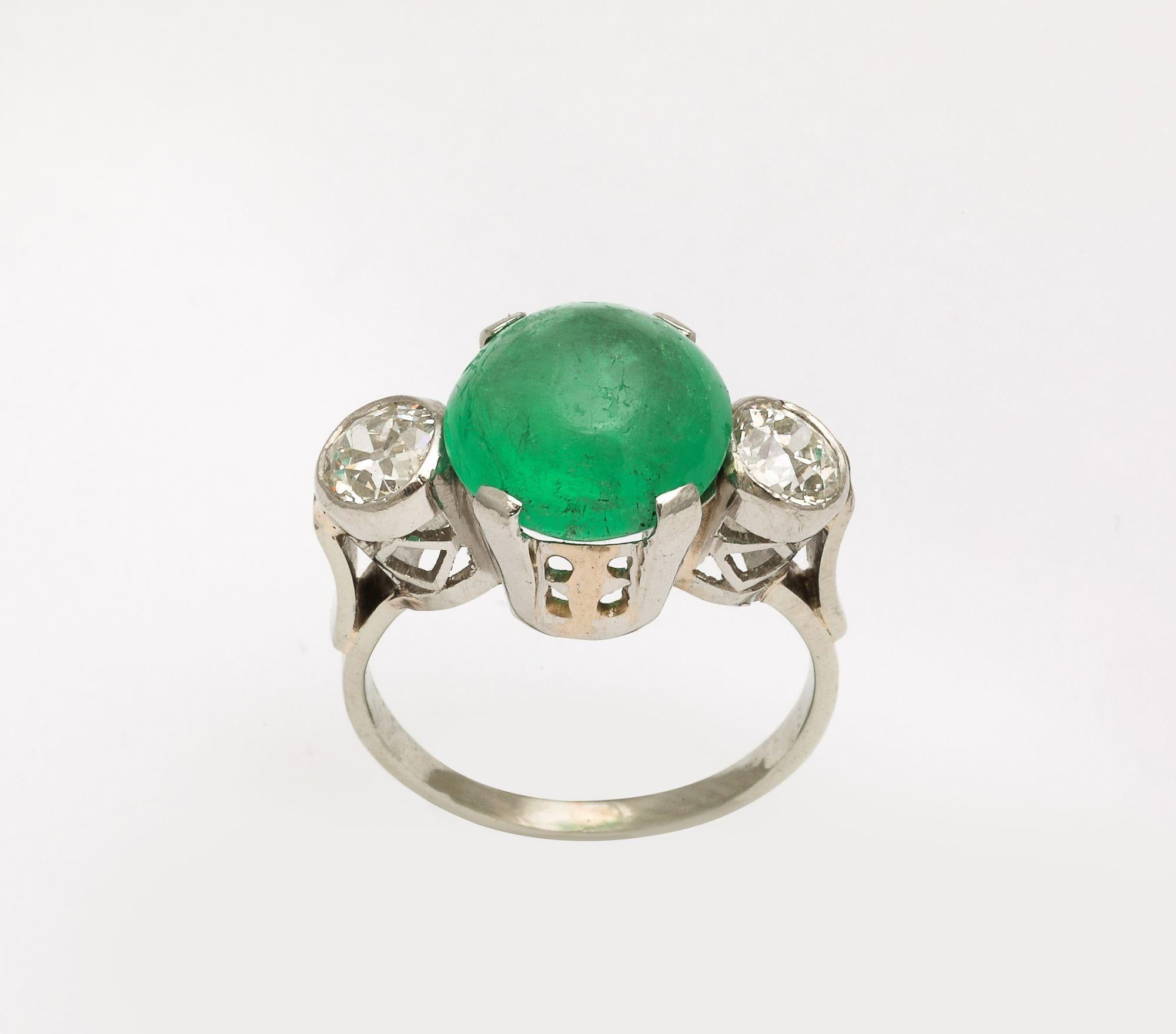 Art Deco 6 ct Fine Cabochon Emerald and Diamond Platinum Engagement  Ring For Sale 4
