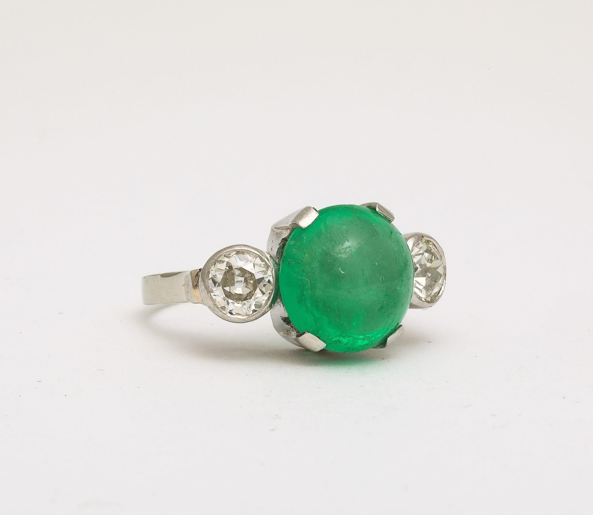 Art Deco 6 ct Fine Cabochon Emerald and Diamond Platinum Engagement  Ring In Good Condition For Sale In New York, NY