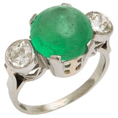 Art Deco Ring mit feinem natürlichem Smaragd 6 Karat Cabochon  Flankiert von eingefassten Diamanten