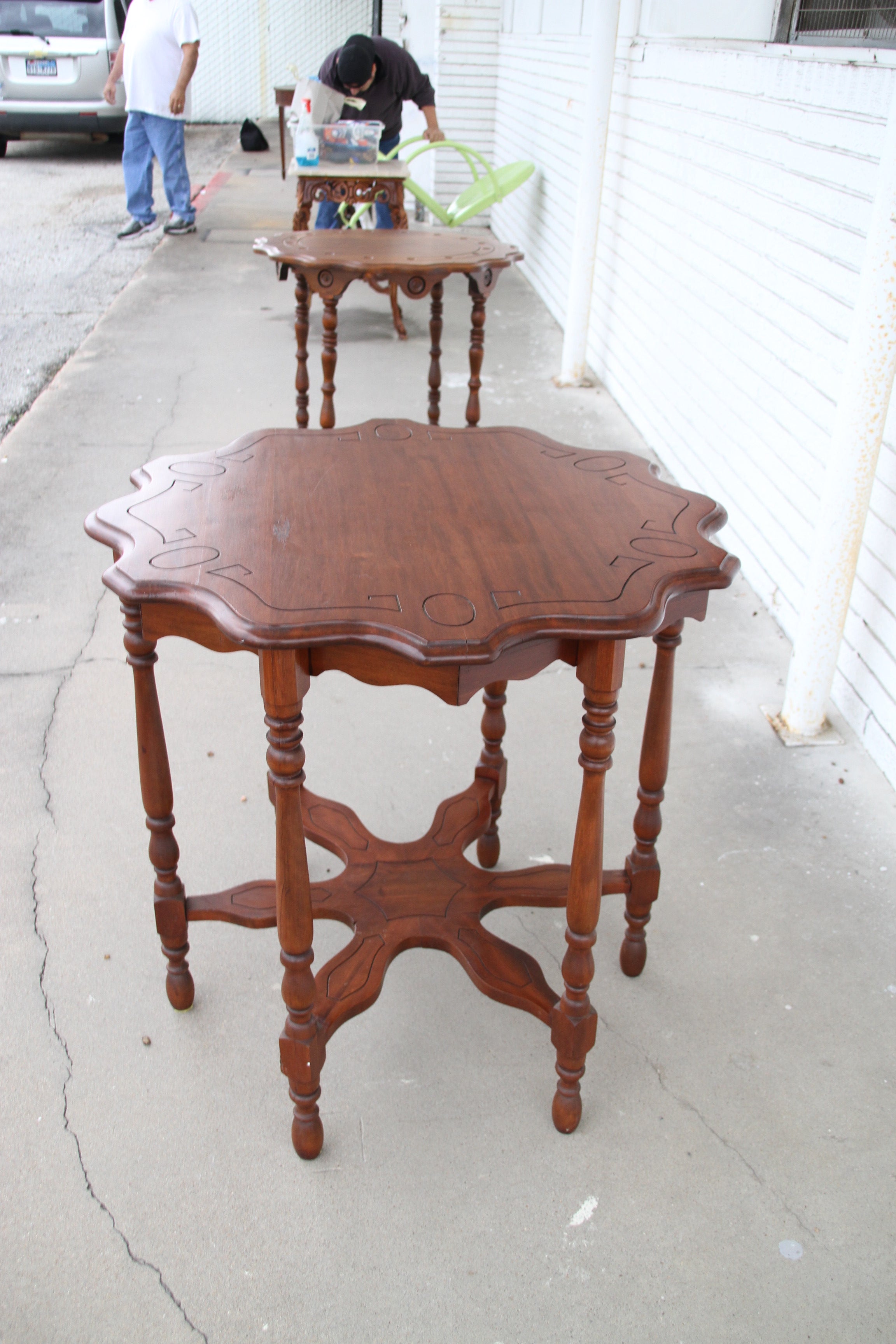 Vintage 6 Leg Scalloped Table

A stunning mid century modern mahogany foyer or side table. Features 6 turned legs and scalloped edges.