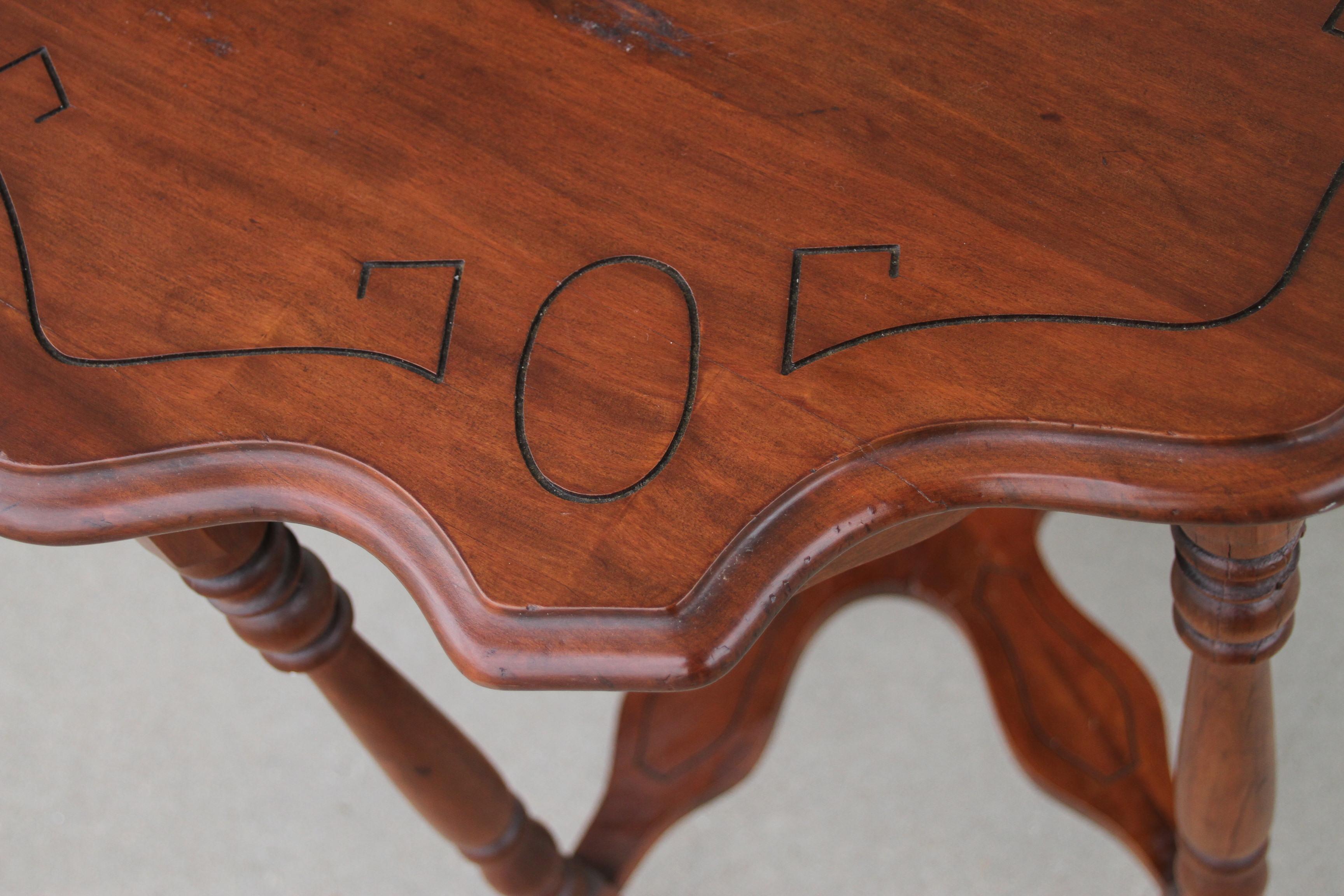 Vintage 6 Bein Scalloped Sided Tisch im Zustand „Gut“ im Angebot in Pasadena, TX