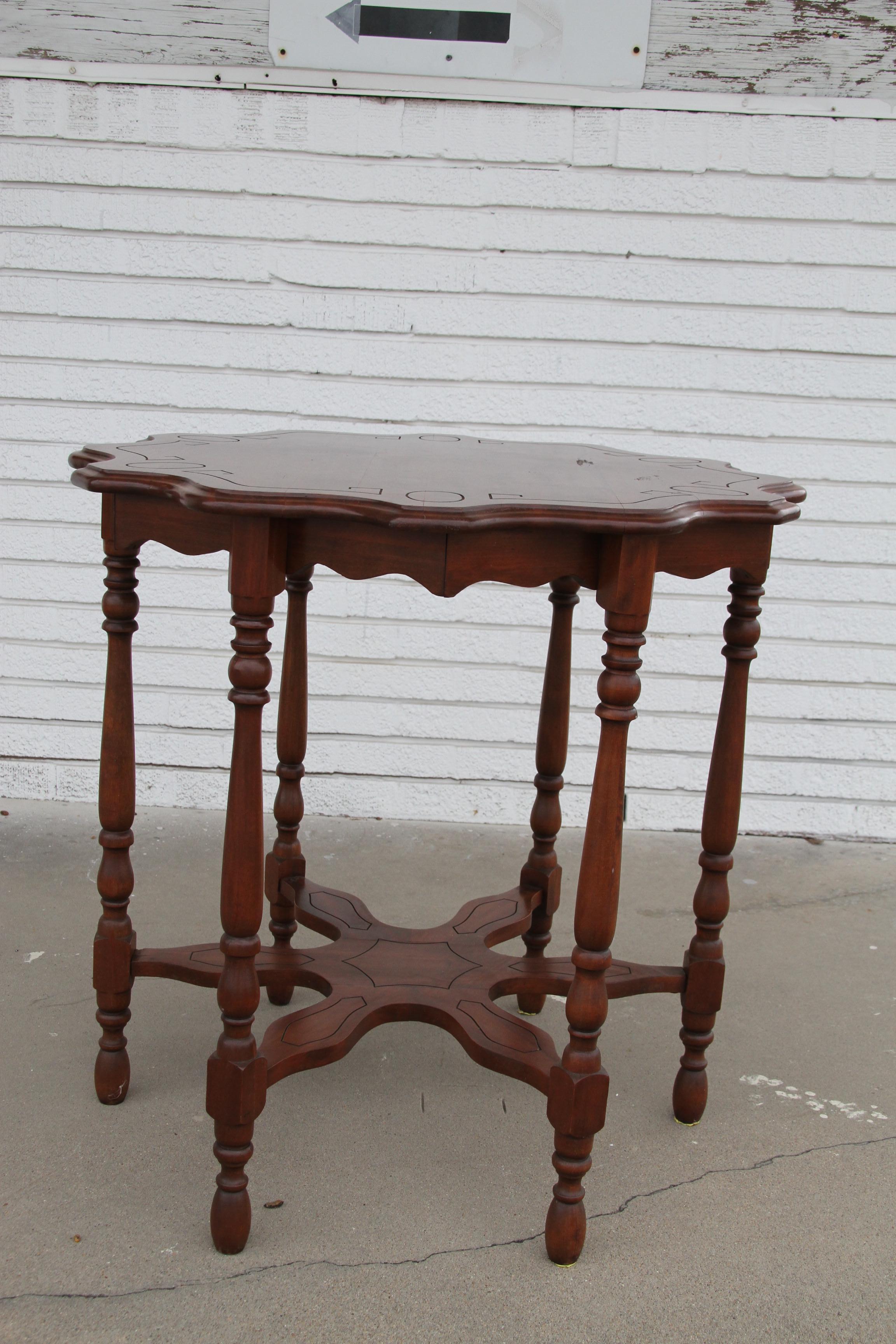 Vintage 6 Leg Scalloped Sided Table In Good Condition For Sale In Pasadena, TX