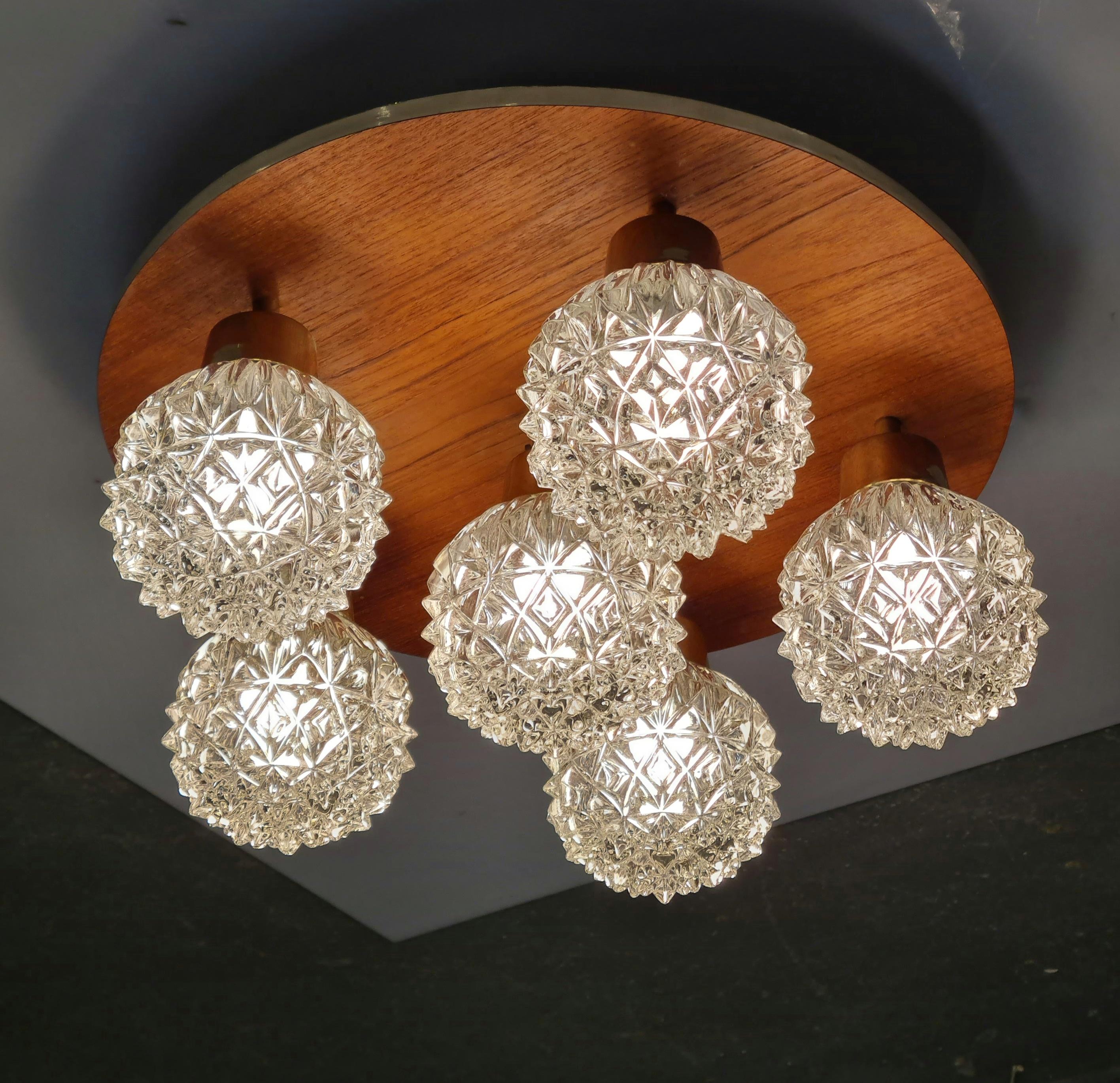 Plafonnier vintage à 6 lumières en verre, laiton et teck, Hyval KP 68, Finlande, années 1960 en vente 4