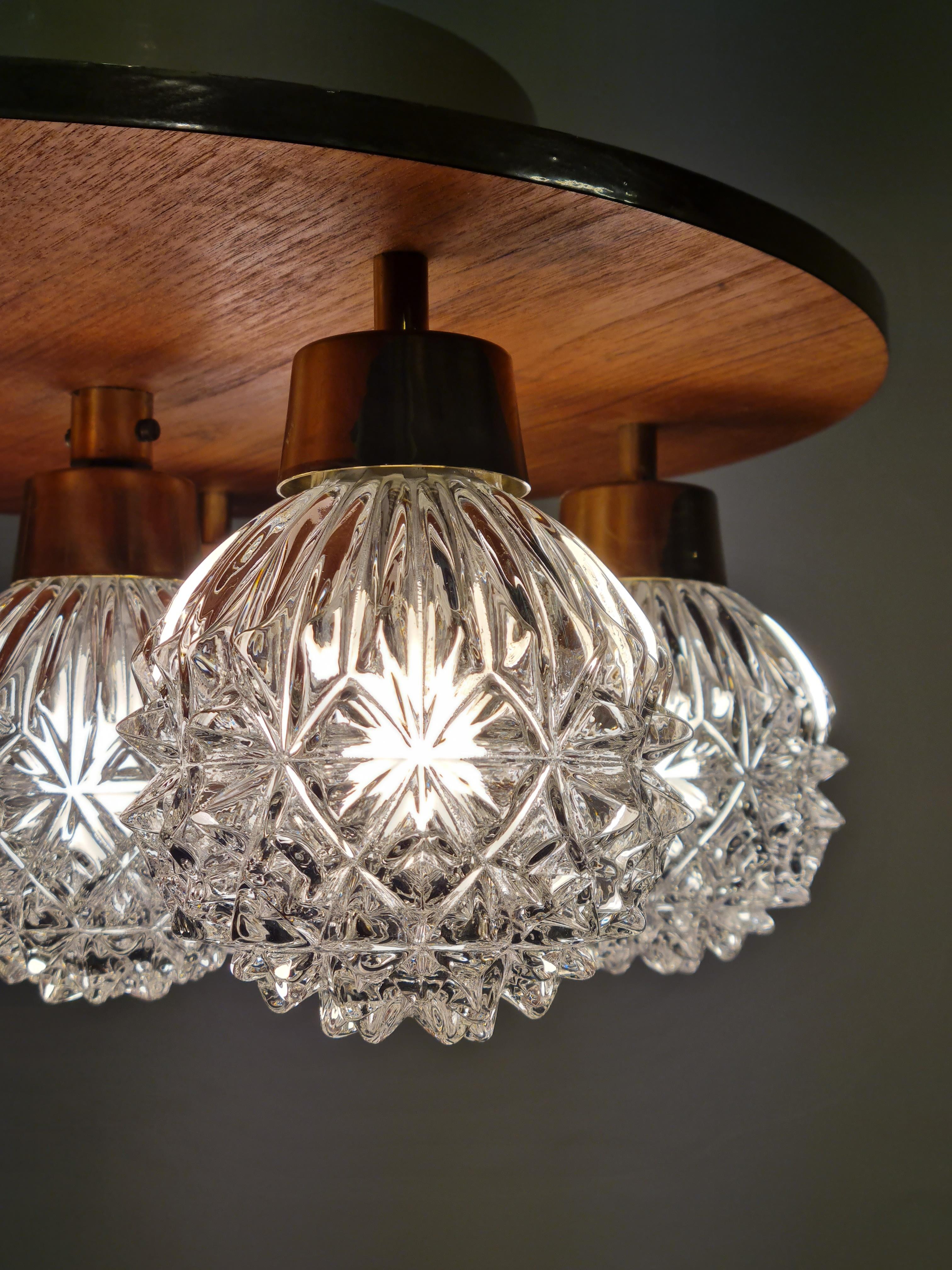 Mid-Century Modern Plafonnier vintage à 6 lumières en verre, laiton et teck, Hyval KP 68, Finlande, années 1960 en vente
