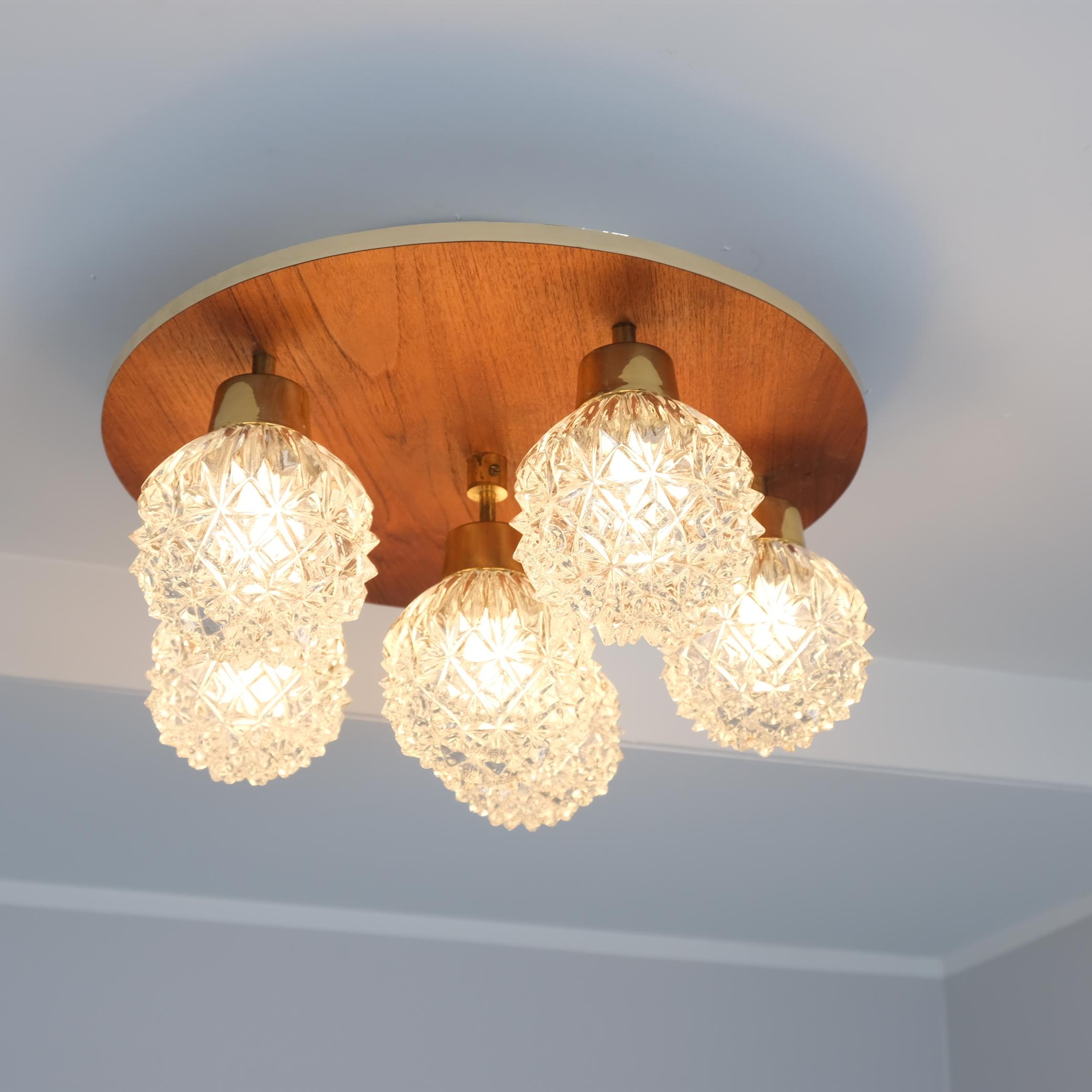 Mid-Century Modern Plafonnier vintage à 6 lumières en verre, laiton et teck, Hyval KP 68, Finlande, années 1960 en vente