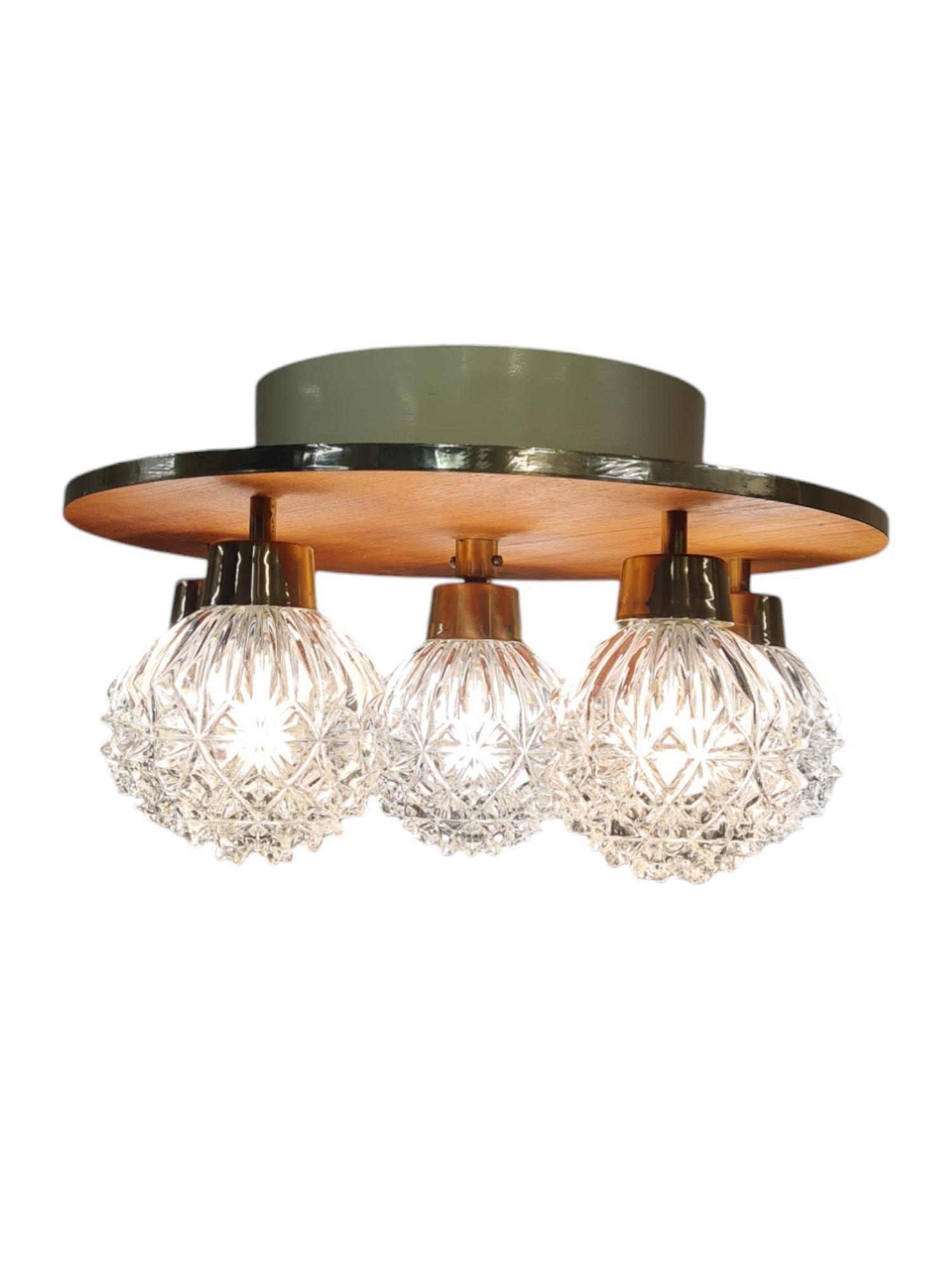 Plafonnier vintage à 6 lumières en verre, laiton et teck, Hyval KP 68, Finlande, années 1960 Bon état - En vente à Helsinki, FI