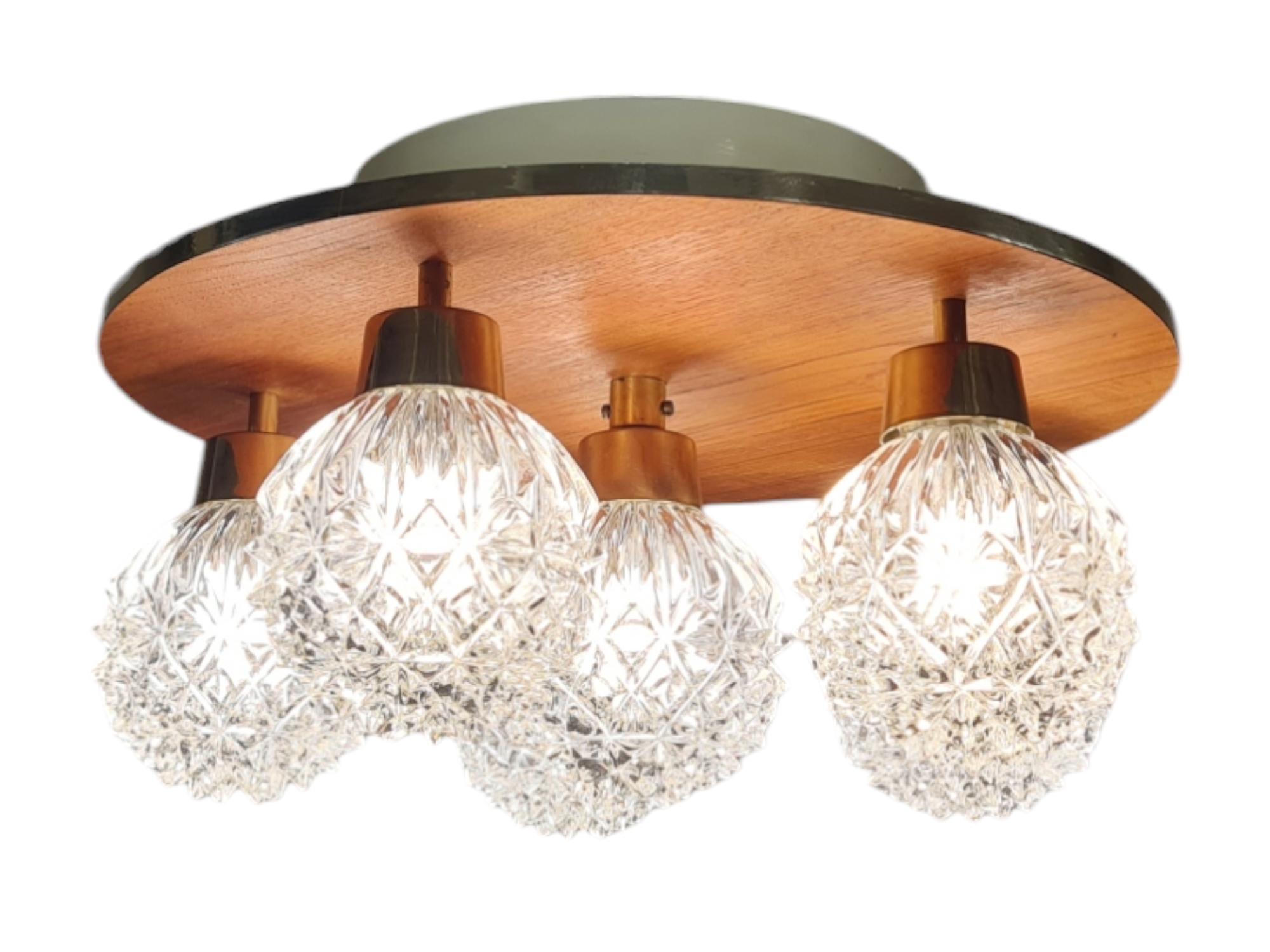 Milieu du XXe siècle Plafonnier vintage à 6 lumières en verre, laiton et teck, Hyval KP 68, Finlande, années 1960 en vente
