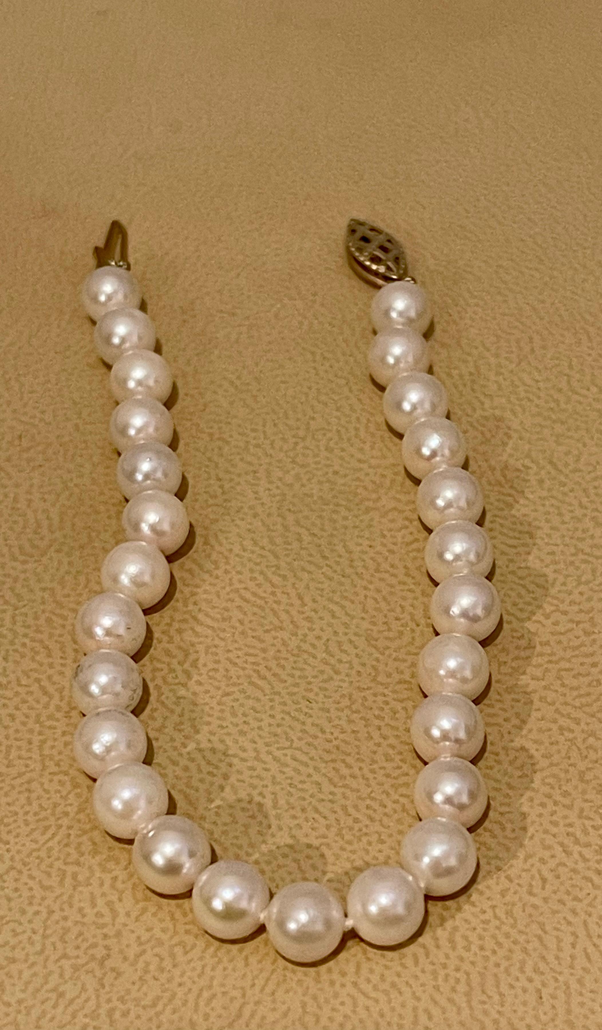 Vintage 6 MM  Classic Japanese Akoya Pearl Single Strand Bracelet, Yellow Gold
measuring approx. 6 mm 
White color
VINTAGE

PRE-OWNED 
 ESTATE PIECE

Length of  Strand including clasp  7 Inch
PEARLS ARE AVERAGE 6 MM
ALL PEARLS ARE WHITE