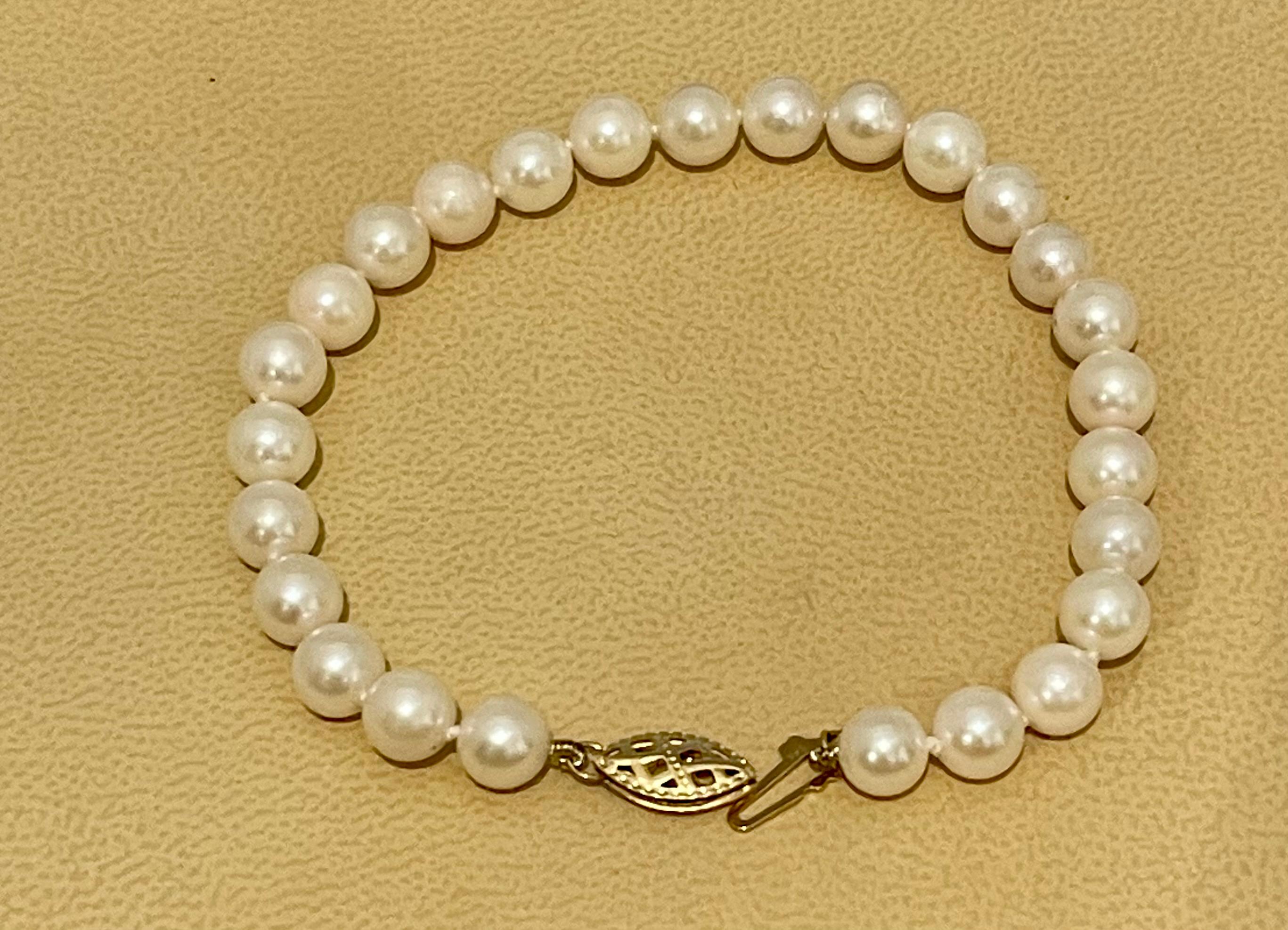 Vintage Classic Japanese Akoya Pearl Single Strand Bracelet, Yellow Gold In Excellent Condition In New York, NY