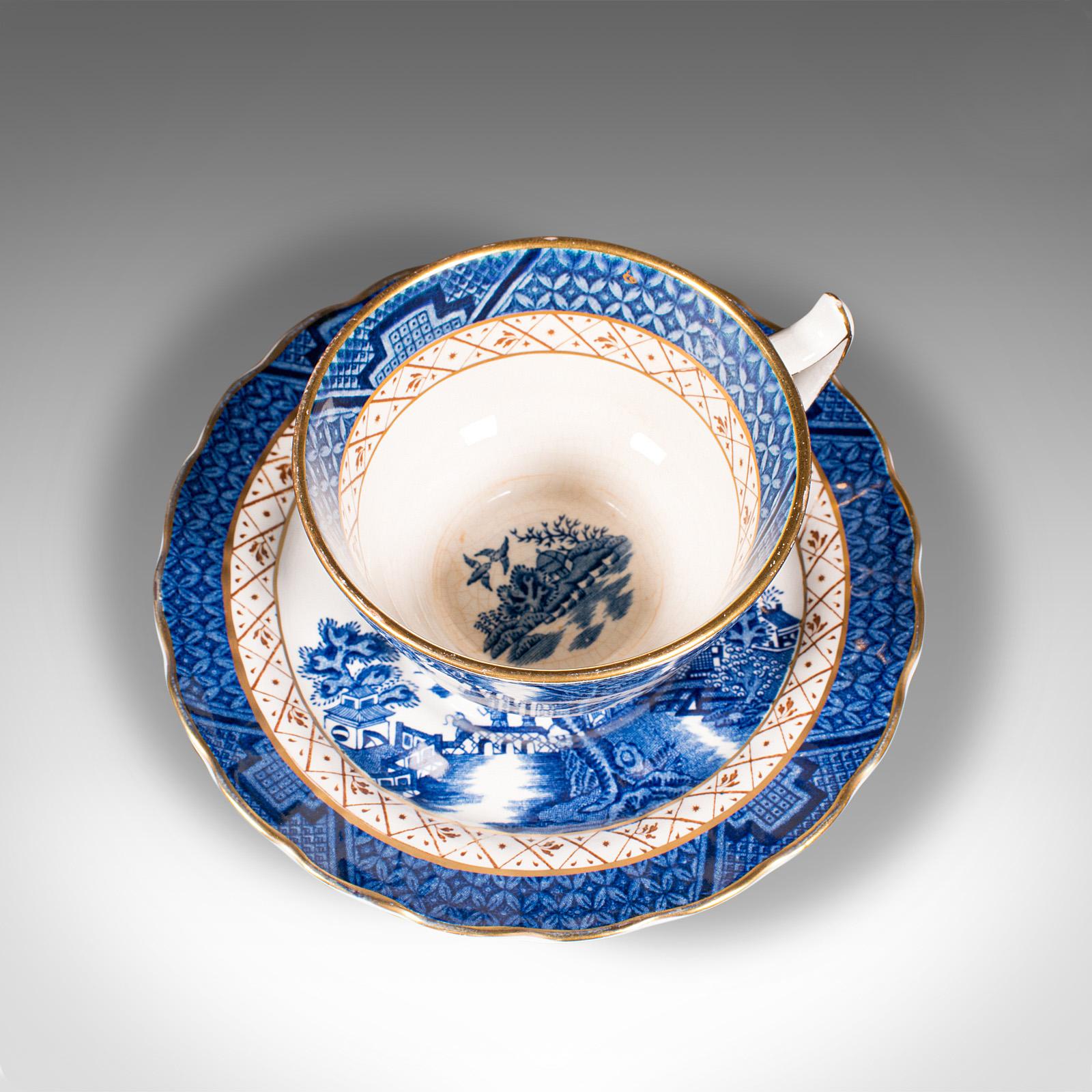 British Vintage 6 Person Tea Service, English, Ceramic, Decorative, Teapot, Serving Jug For Sale