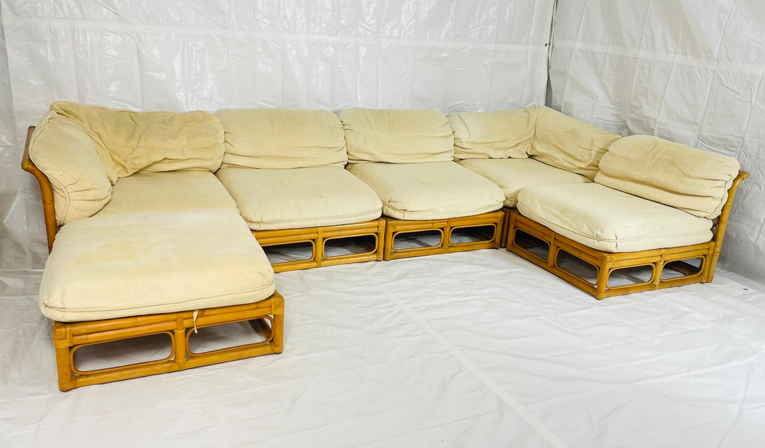 Un versatile divano modulare a 6 pezzi realizzato con una struttura in bambù dalla calda tonalità miele e rivestito con il suo originale tessuto color crema. Progettato per spazi flessibili, questo sezionale vintage incarna l'estetica rilassata e