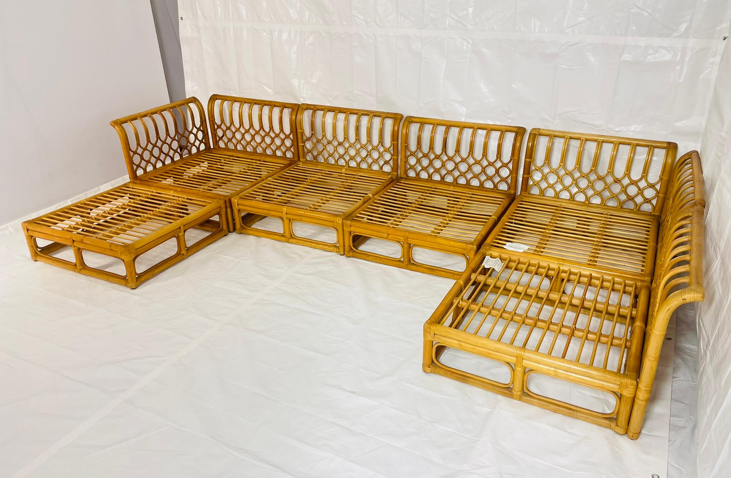 Divano modulare in bambù a 6 pezzi vintage, tappezzeria crema, anni '70 In condizioni discrete in vendita a Los Angeles, CA