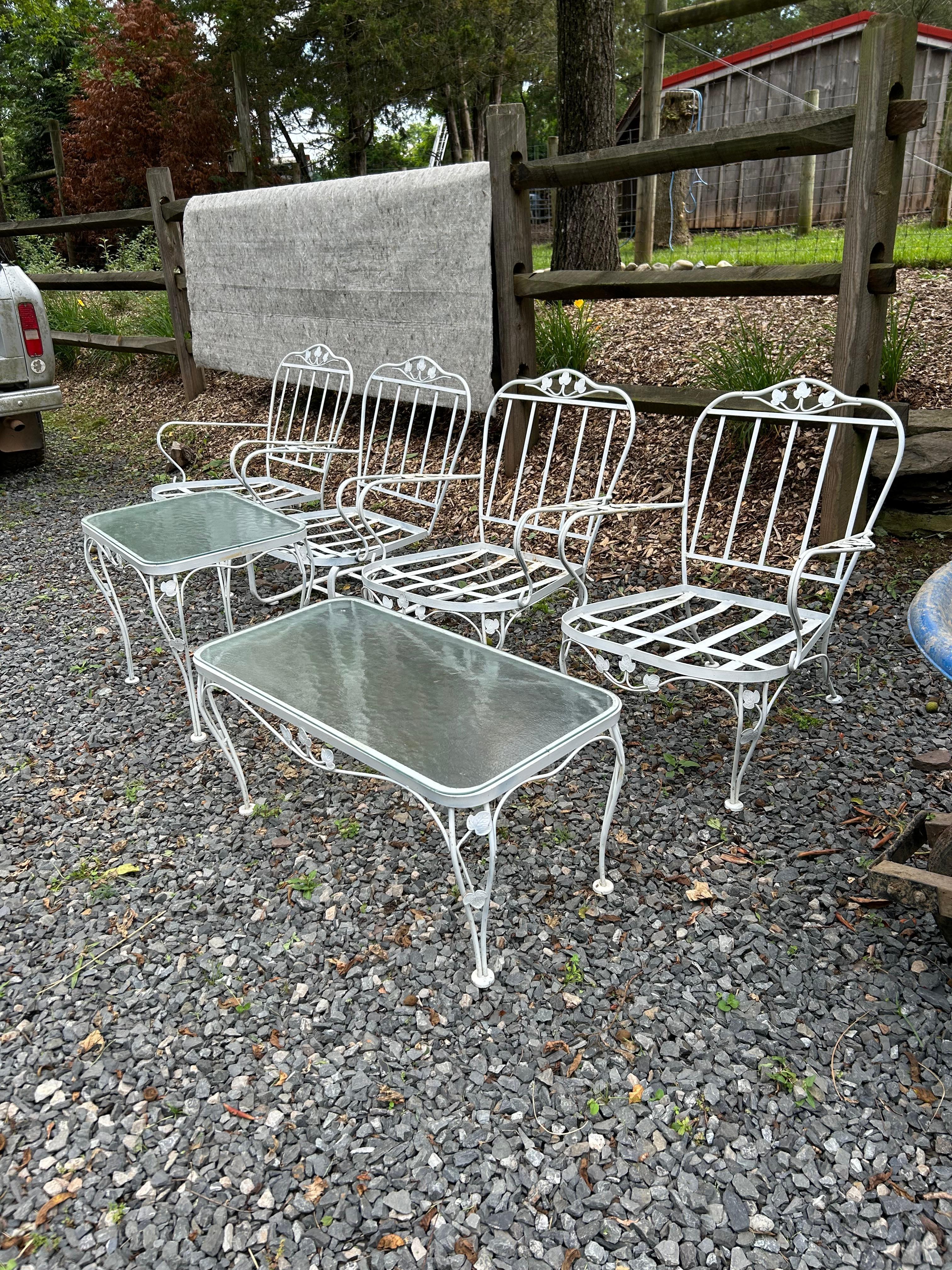 Grazioso set da giardino vintage in ferro bianco che comprende 4 poltrone, un dondolo, un tavolino e un tavolino.  Classico motivo a foglie.  Ha bisogno di cuscini.
Sedie: 28 w. Al braccio. 22,5 l sul retro. 29 d
Altezza seduta 14 Altezza braccio 21