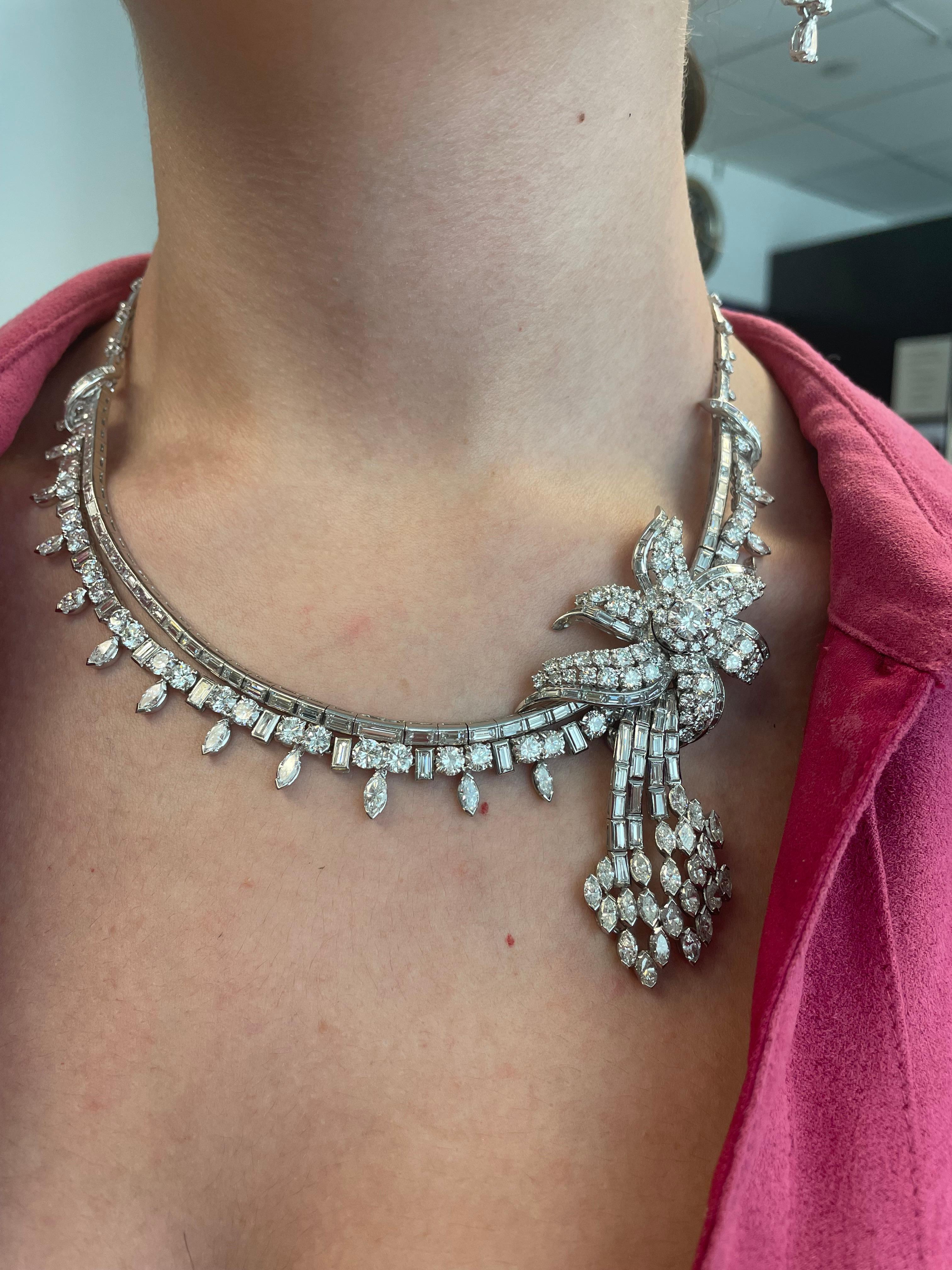 Importante collana in platino con grandi diamanti naturali e fiori, alta gioielleria degli anni '50 circa.
354 diamanti totali, circa 60 carati. 146 diamanti rotondi di colore F/G e purezza SI. 169 diamanti baguette di colore F/G e purezza VS. 39