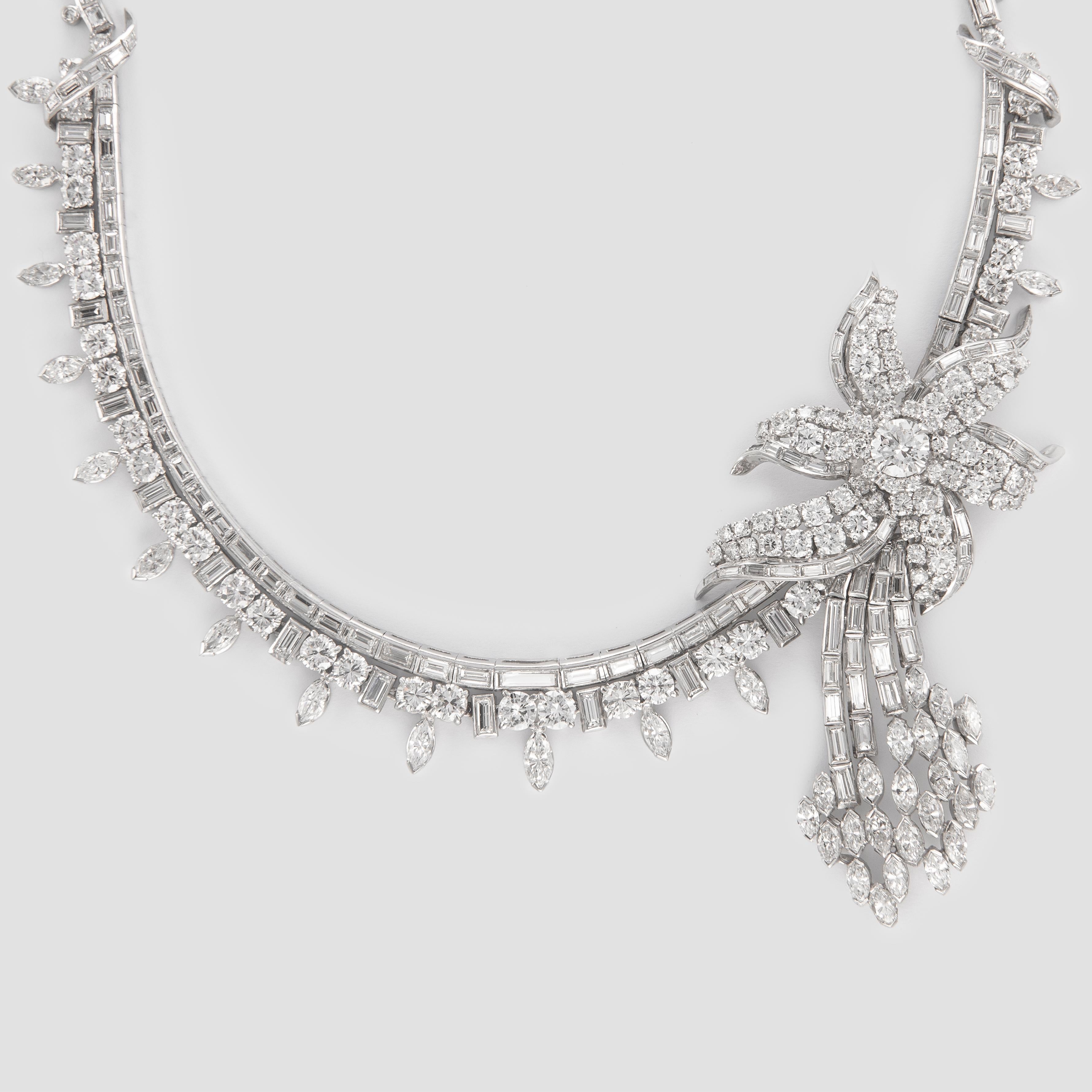 Halskette aus Platin mit 60 Karat Diamant-Blumenmuster (Rundschliff) im Angebot