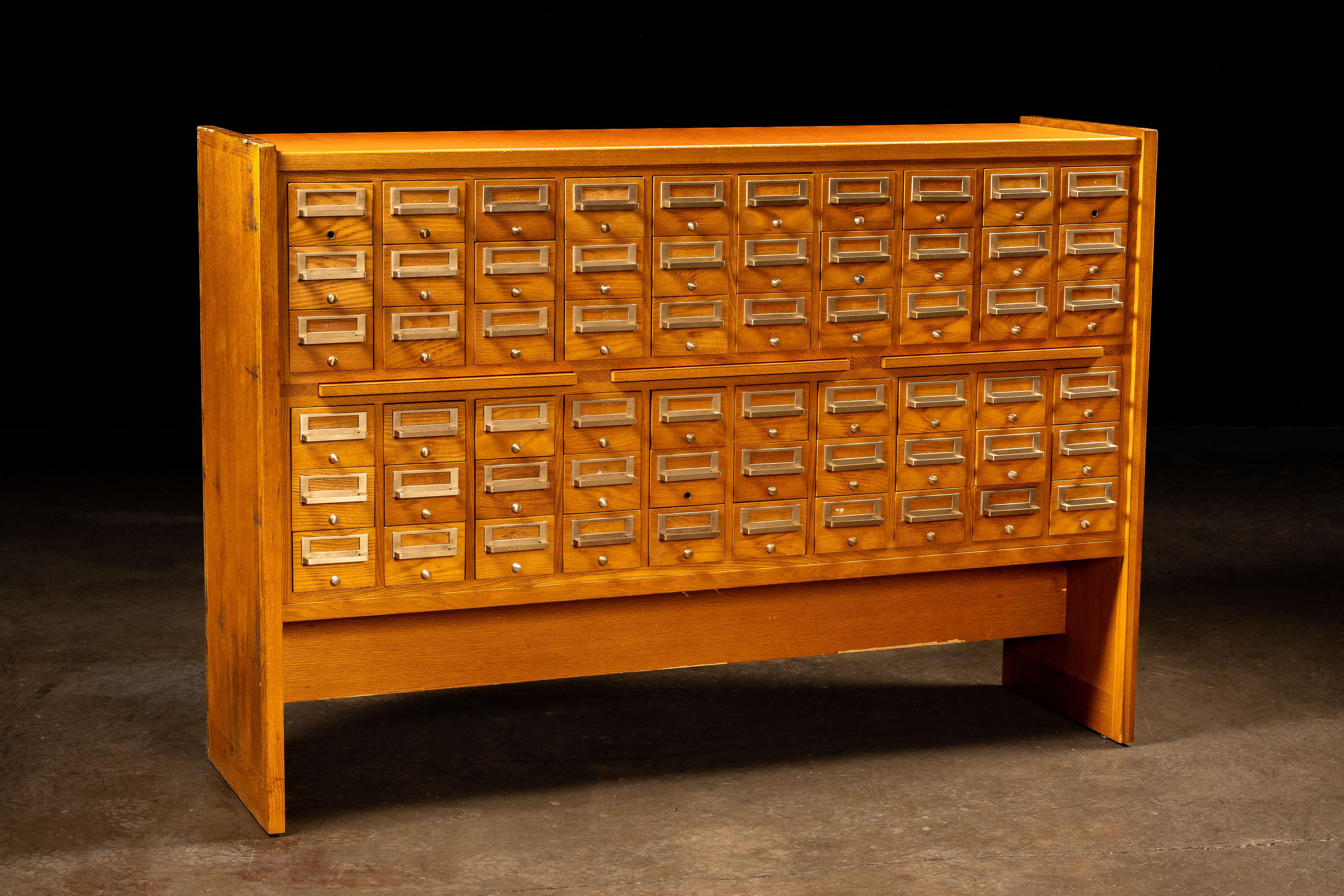 Américain Catalogue vintage à 60 tiroirs en Oak Oak en vente