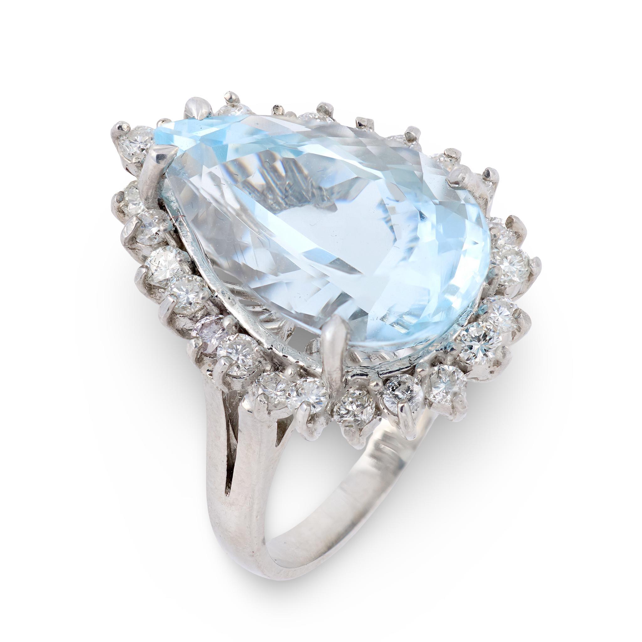 Vintage 6.00 carat pear shape aquamarine 18k white gold ring in vendita