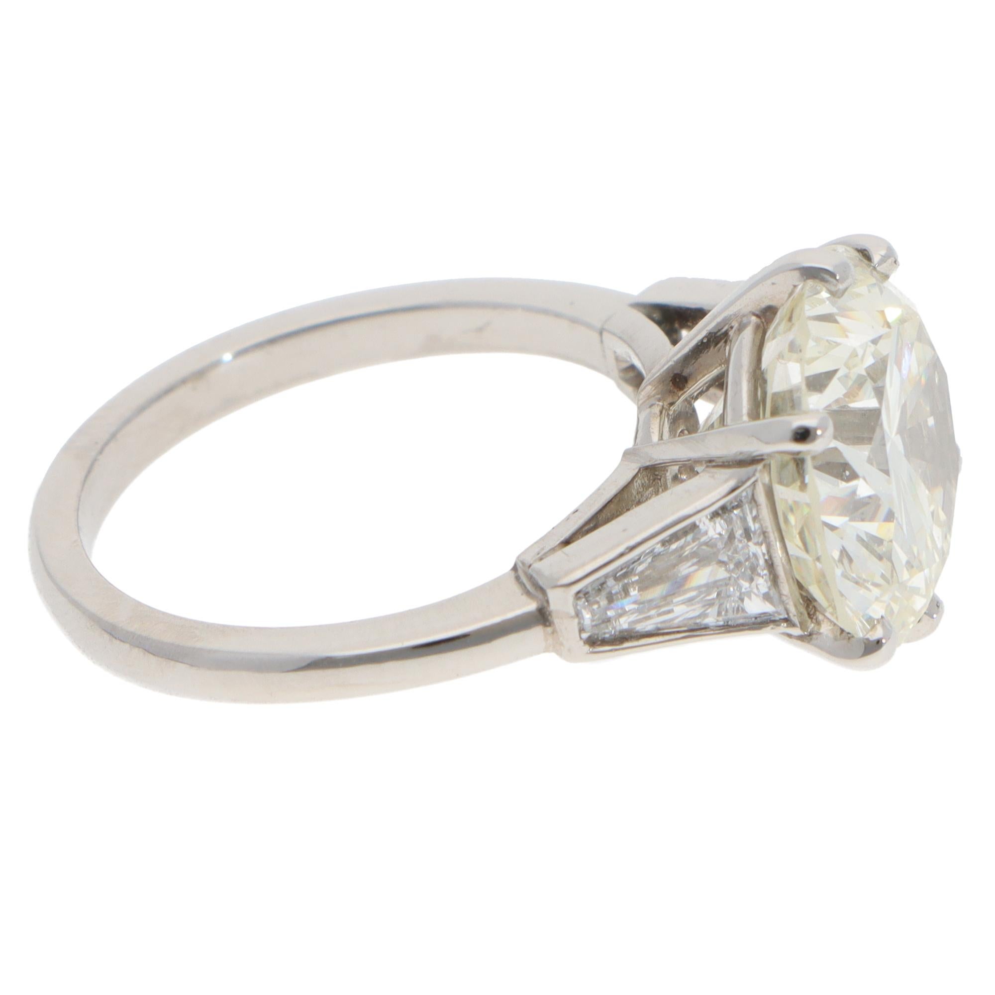 Vintage 6.03ct GIA Certified Diamond Three Stone Ring in Platinum In Excellent Condition For Sale In London, GB
