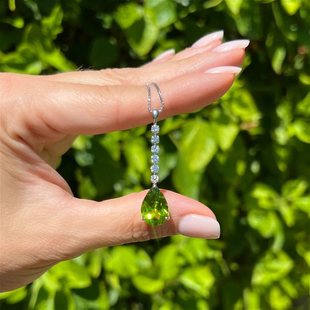 Modern Vintage 6.06 Carat Vibrant Pear Peridot Diamond Platinum Drop Pendant Necklace For Sale