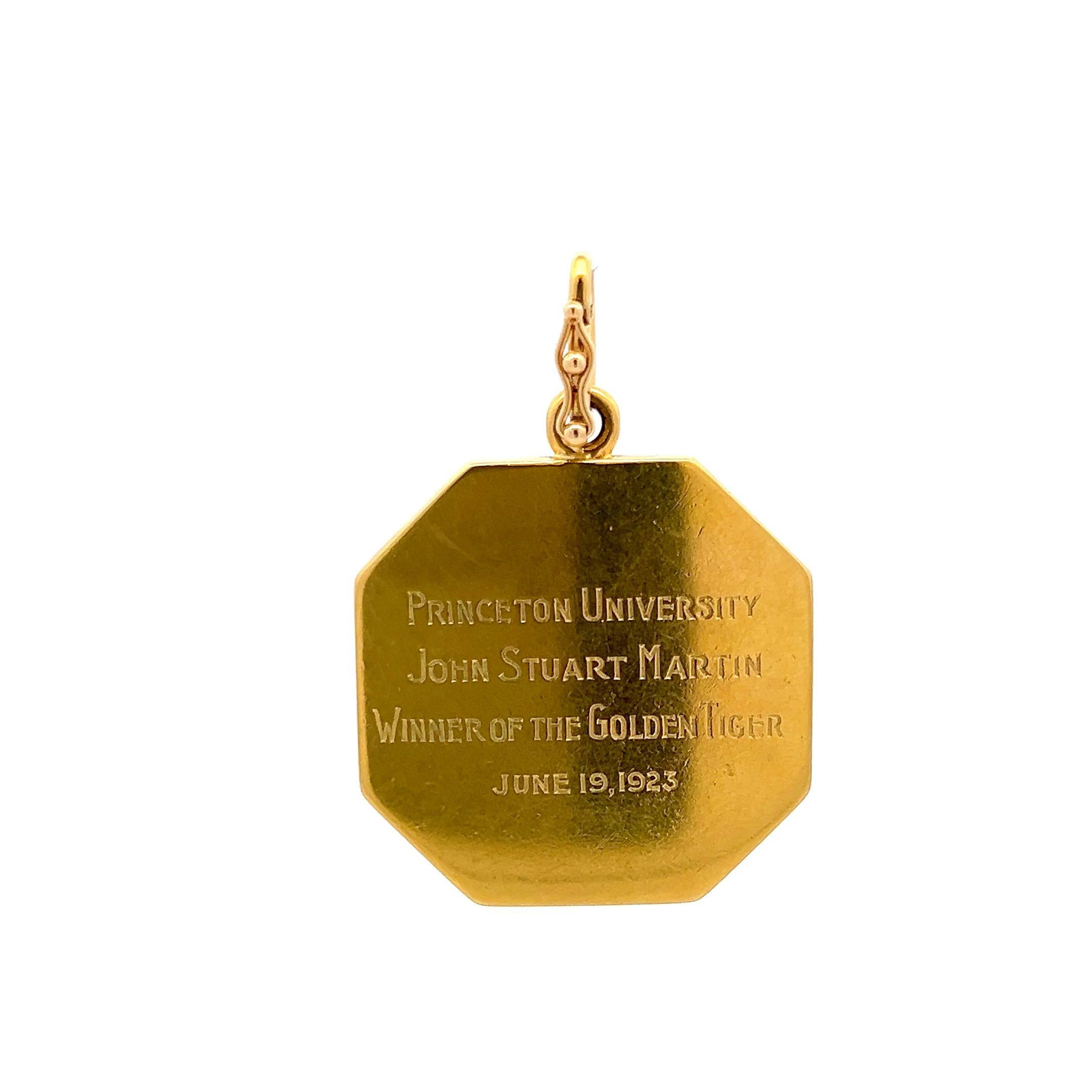 Vintage 60.98 Grams Tiger Medal 18 Karat Yellow Gold Pendant In Good Condition For Sale In New York, NY