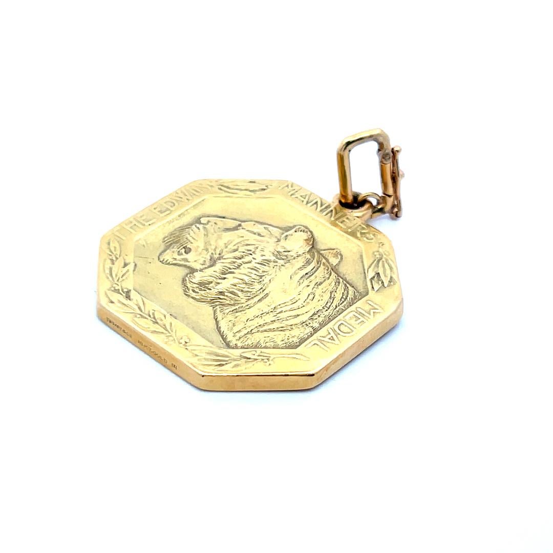 Vintage 60.98 Grams Tiger Medal 18 Karat Yellow Gold Pendant For Sale 4
