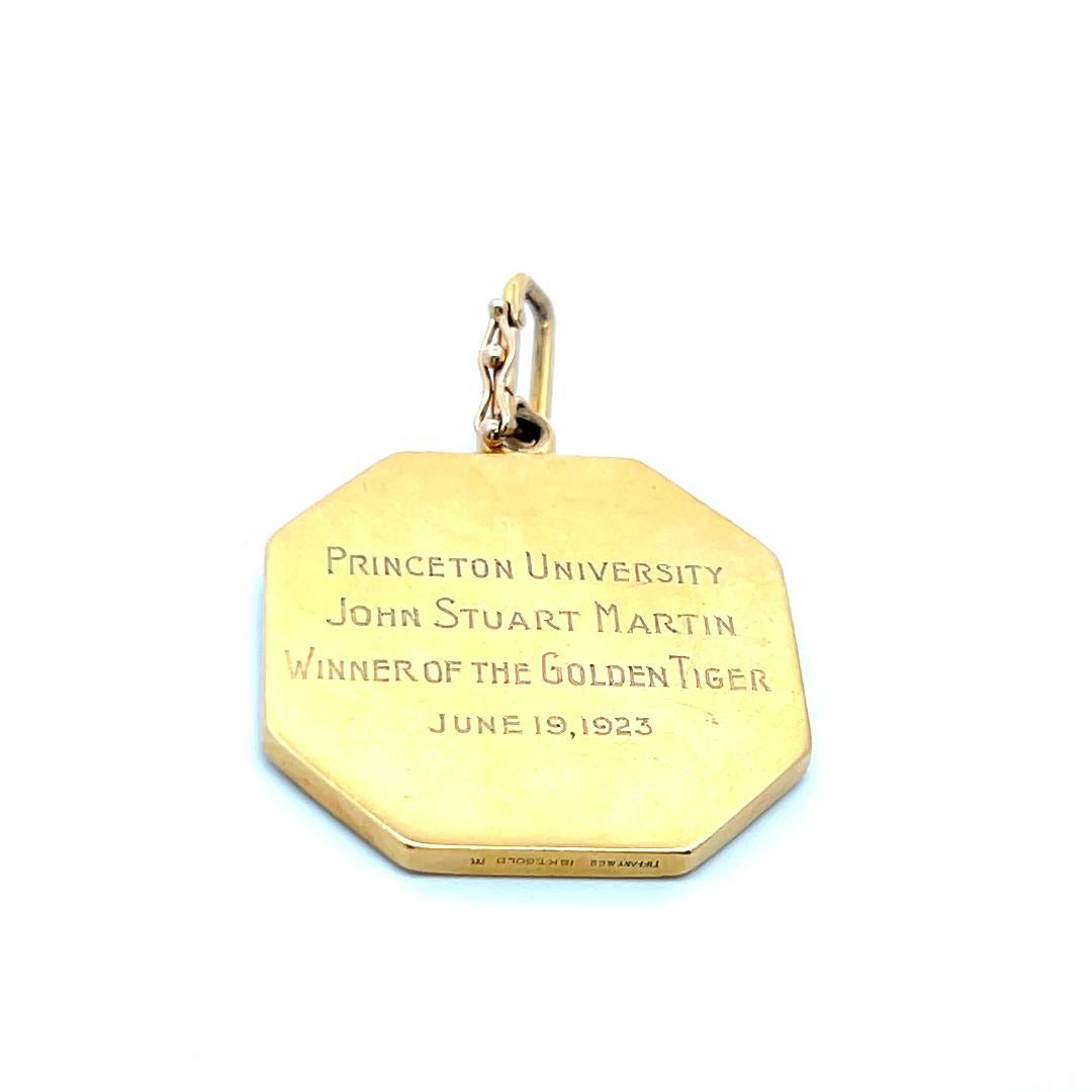 Vintage 60.98 Grams Tiger Medal 18 Karat Yellow Gold Pendant For Sale 5