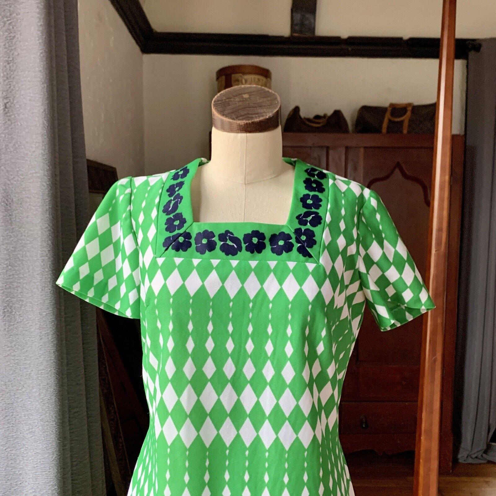 Vintage Mod Grünes Kleid, Rauten- und Blumendruck, Polyester, Metallreißverschluss am Rücken, mit Abnähern, kurze Ärmel, wadenlang, toll für den Frühling!

Abmessungen Flach liegend:
Büste 18