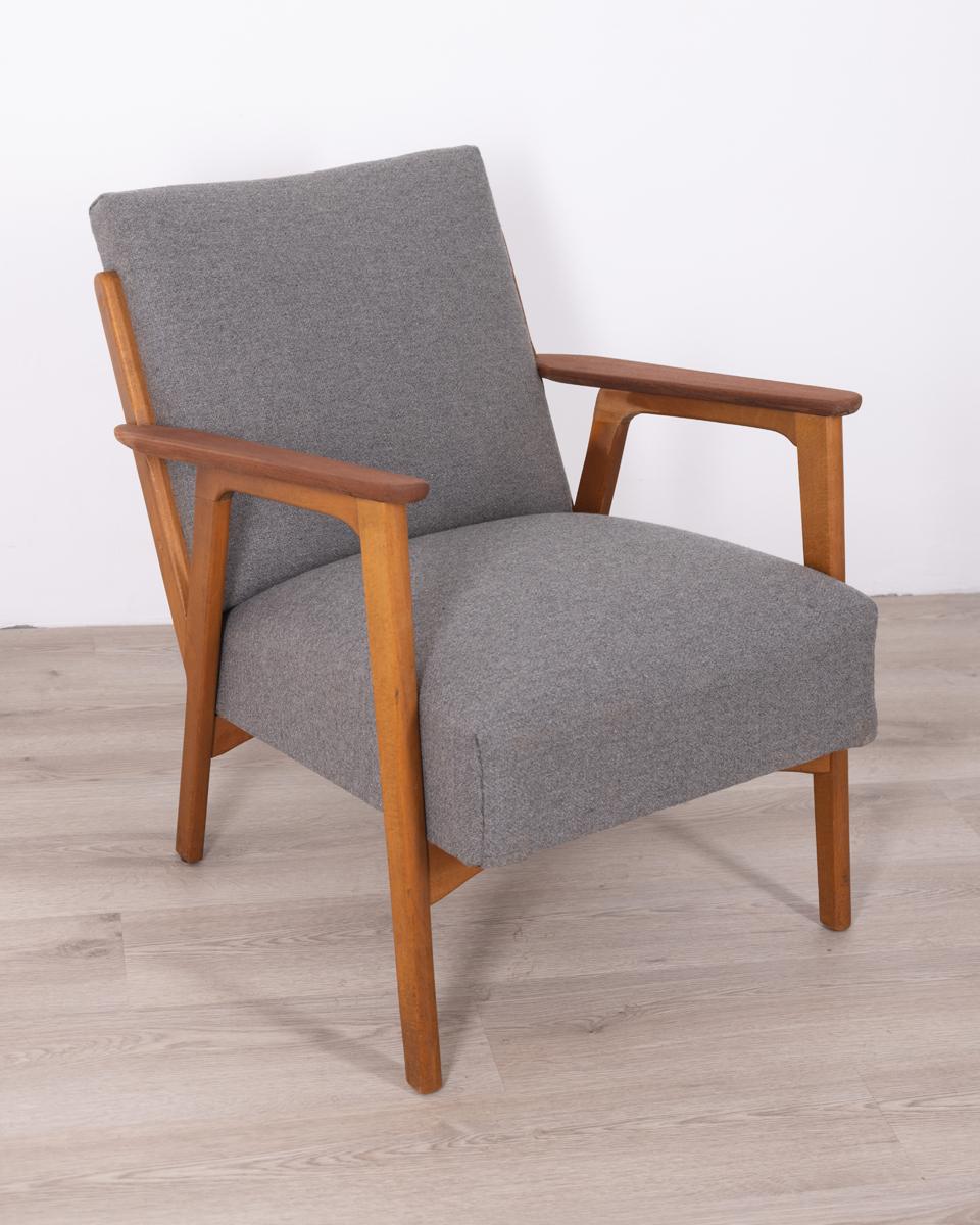 Armchair with structure in Teak and beech wood, covering in gray fabric, Danish design, 60s.

CONDITION: In excellent condition, the seat and back have been reupholstered.

DIMENSIONS: height 75 cm; width 64cm; depth 79cm.

MATERIALS: wood and