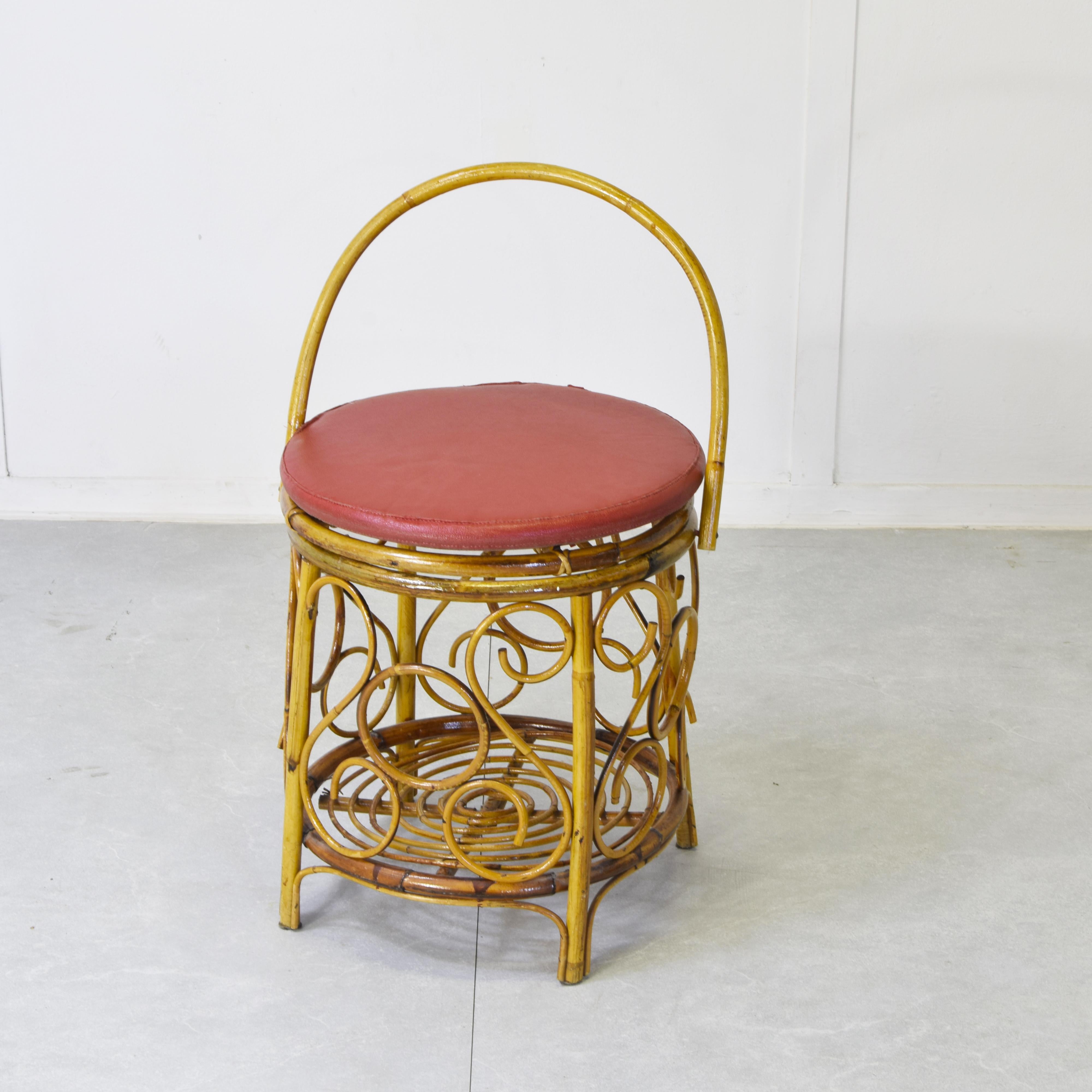 Ein Essenswagen, der auch als kleiner Tisch oder Hocker dienen kann, aus Bambus und Rattan, wahrscheinlich aus den 1970er Jahren.
Er besteht aus einem Bambusrahmen und spiralförmigen Rattanverzierungen.