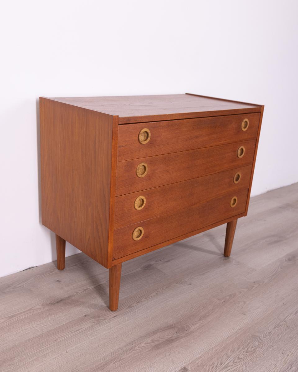 Chest of drawers in teak wood with four drawers, Danish design, 60s.

Condition: In excellent condition, may show light signs of wear.

Dimensions: Height 70.5 cm; Width 80cm; Depth 44cm

Materials: Wood

Year of production: 60s.