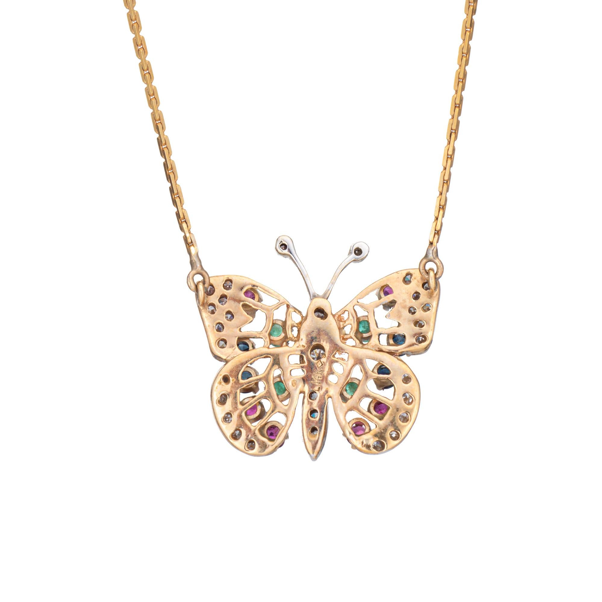 Distinguido y bien detallado collar de mariposa elaborado en oro amarillo de 14 quilates (hacia la década de 1960). 

Los diamantes tienen un total estimado de 0,15 quilates (color estimado I-J y claridad SI1-I1). Las esmeraldas, rubíes y zafiros