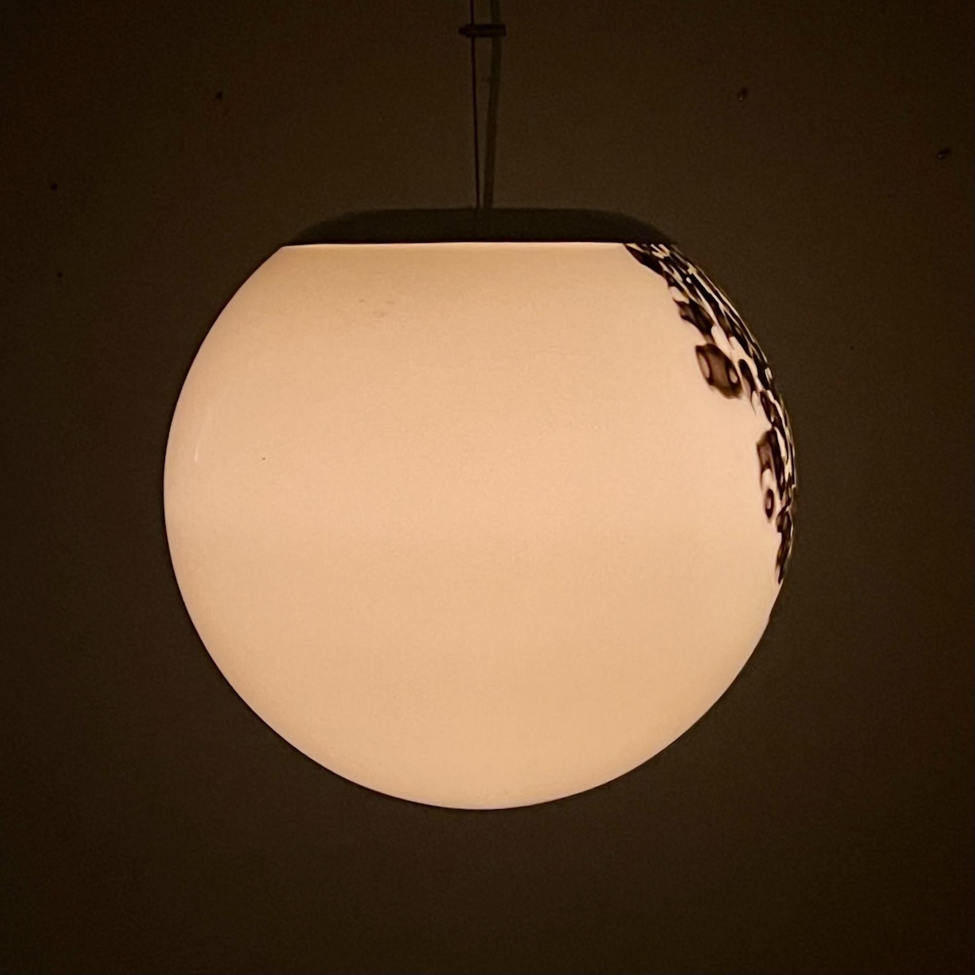 Eleva tu decoración interior con esta magnífica lámpara de los años 60: una araña de globo atribuida al célebre diseñador Angelo Brotto para Esperia. Esta exquisita pieza presenta un llamativo estampado animalier, que mezcla tonos crema, marrón y