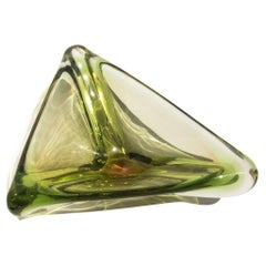 Grande coupe italienne des années 60, verre de Murano « Uranium », teintes jaune et verte