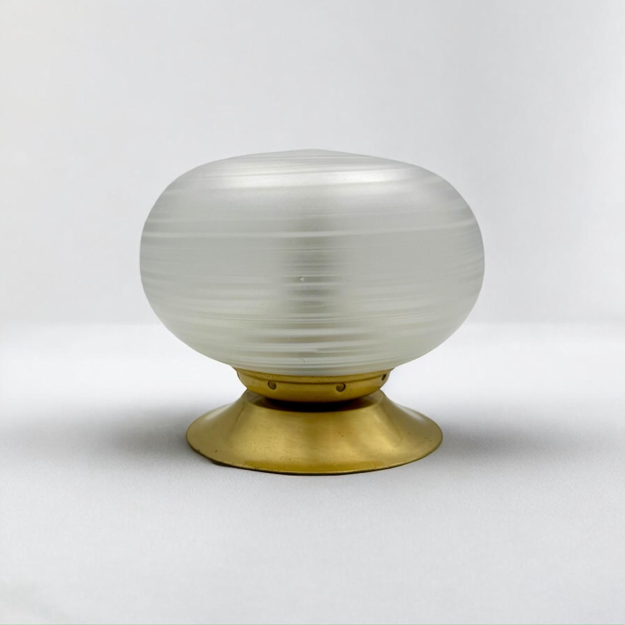 Vintage 60s Murano Table Lamp with Swirled Frosted Glass Globe and Brass Base In Good Condition In San Benedetto Del Tronto, IT