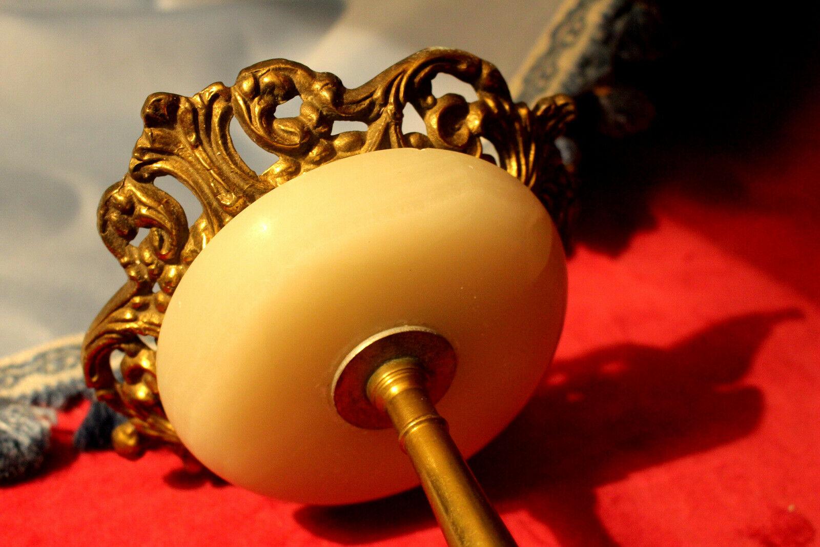 Vintage French Brass - Bronze and Onyx-Alabaster Ashtray decorative gold metal Brass stand 1960, the item is no chips, all original parts. Cendrier de sol en laiton-bronze doré, de style moderne du milieu du siècle, avec poignées ornées. Il a été