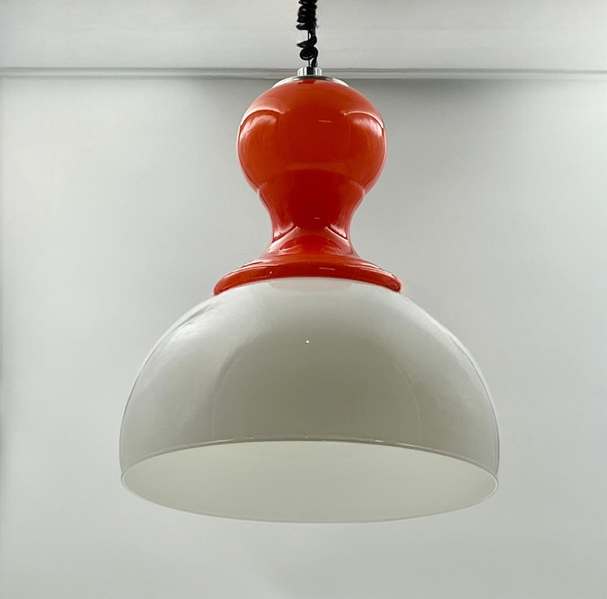 Entdecken Sie den Charme der sechziger Jahre mit dieser exquisiten, in Italien hergestellten Vintage-Lampe aus den 60ern. Dieses auffällige Stück verfügt über einen atemberaubenden Opalglasschirm in einer leuchtenden Orange-Weiß-Kombination, die die