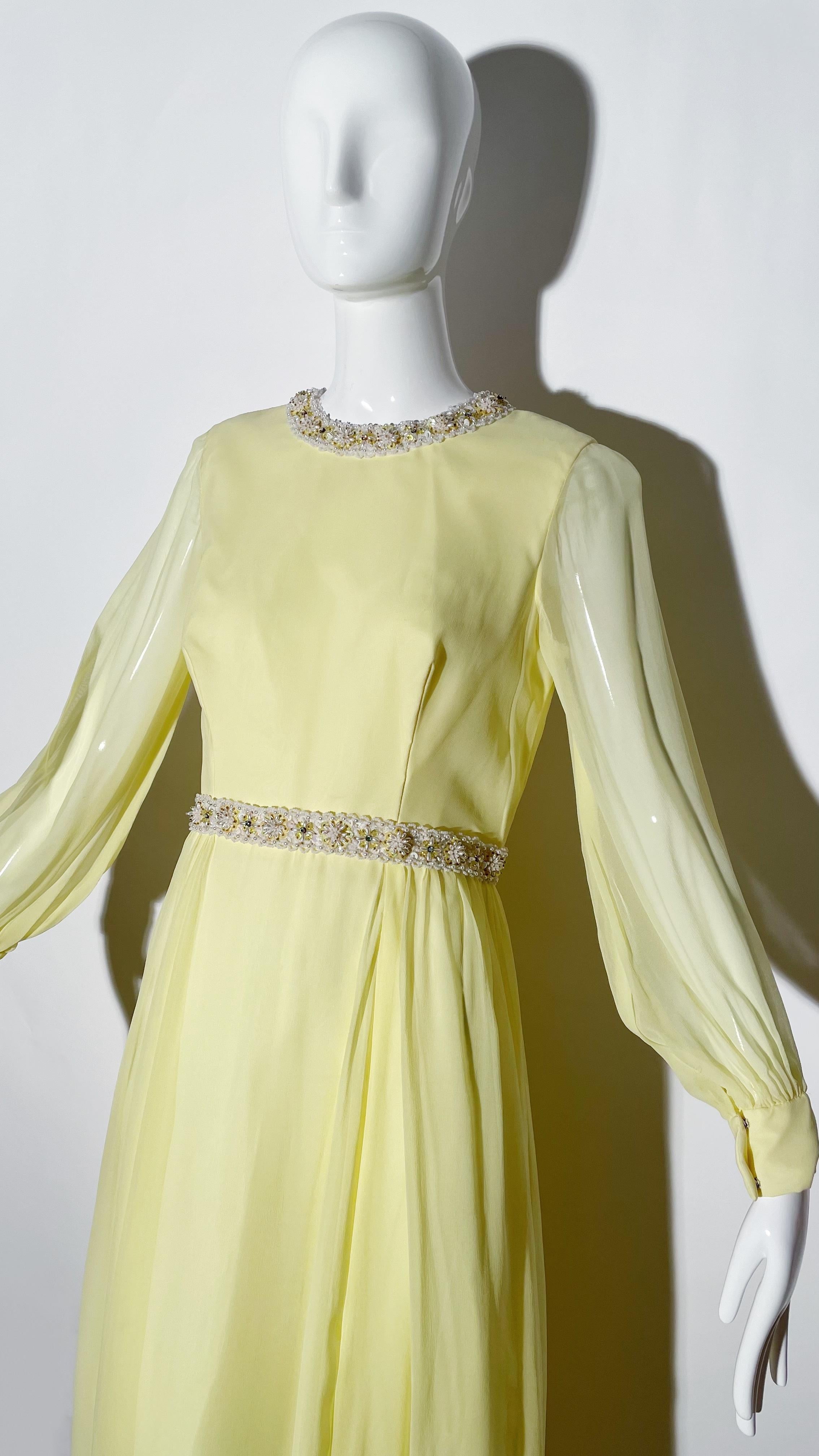 Vintage 60s Seide Perlen Kleid  (Beige) im Angebot
