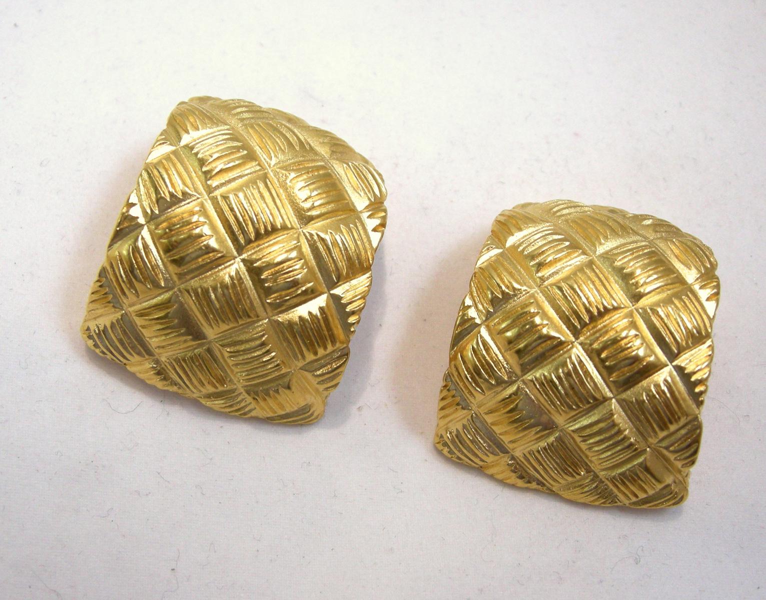 These vintage 1960’s earrings have a basket weave design in a gold tone setting.  In excellent condition, these clip earrings measure 1-3/8” x 1”.